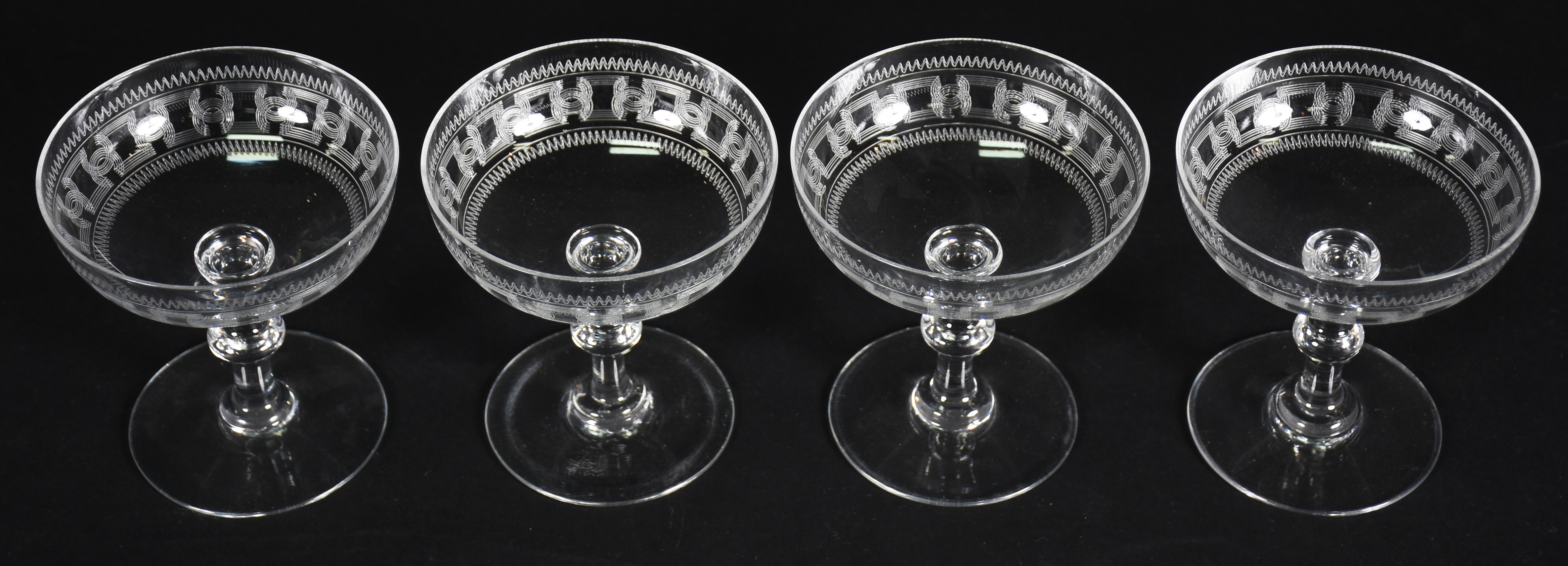 Doze taças para champagne de cristal europeu decorados com gregas... - foto 2 de 3