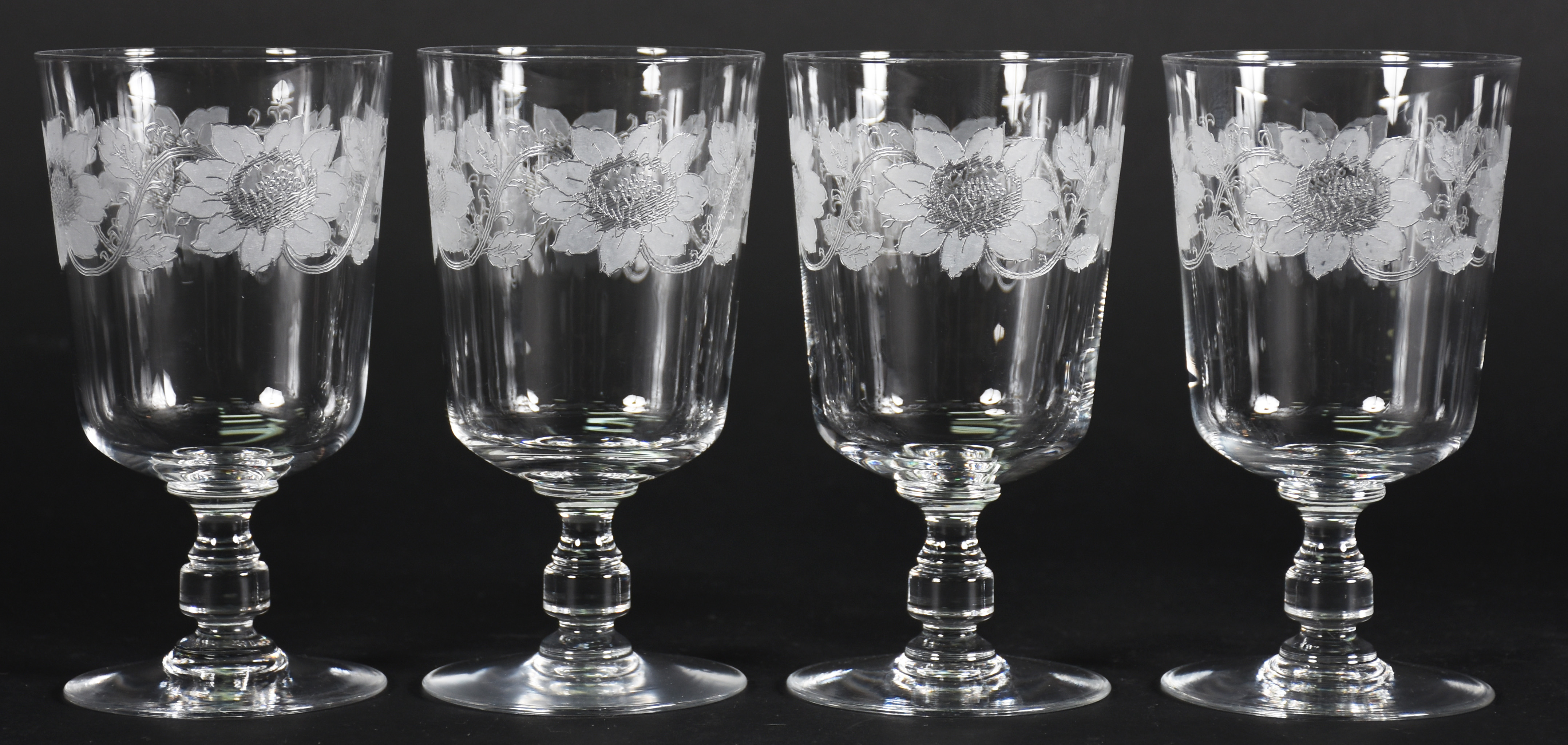 Conjunto com 19 cálices para água de cristal com flores lavradas - foto 1 de 3