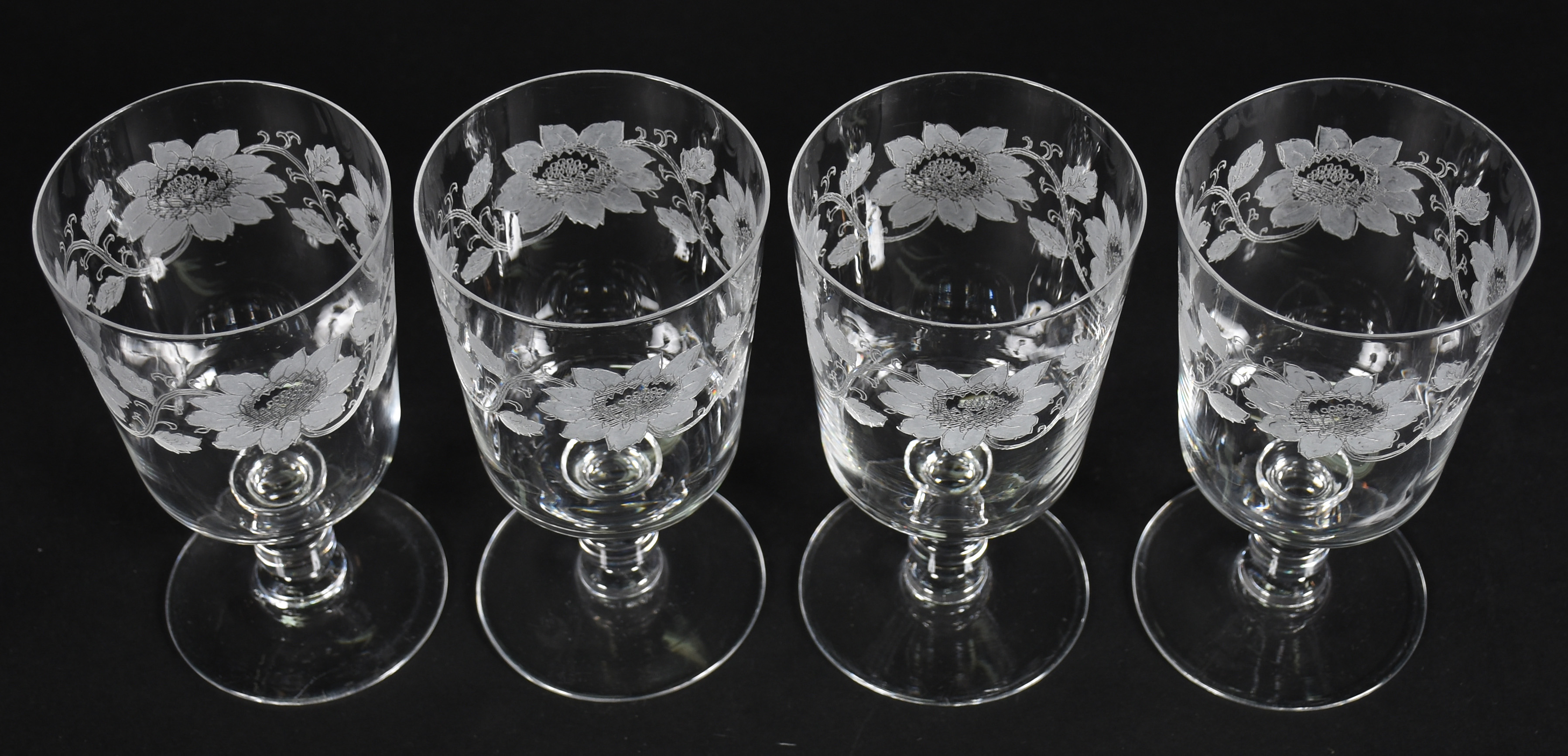 Conjunto com 19 cálices para água de cristal com flores lavradas - foto 2 de 3