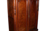 Armário de madeira nobre com duas portas almofa... - Armário de madeira nobre com duas portas almofadadas, estilo Império. Medidas 1,41 x 0,61 altura 1,92 m.