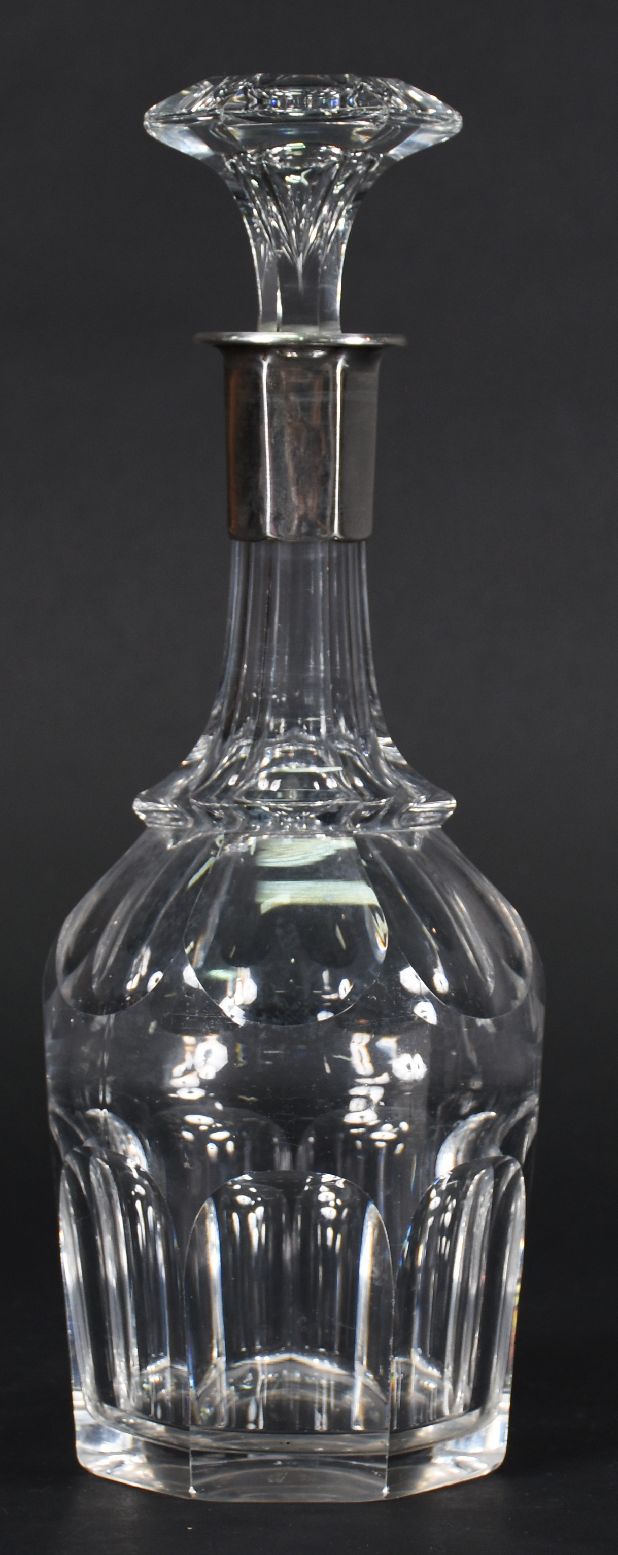Garrafa de cristal facetado com borda de prata - foto 1 de 3