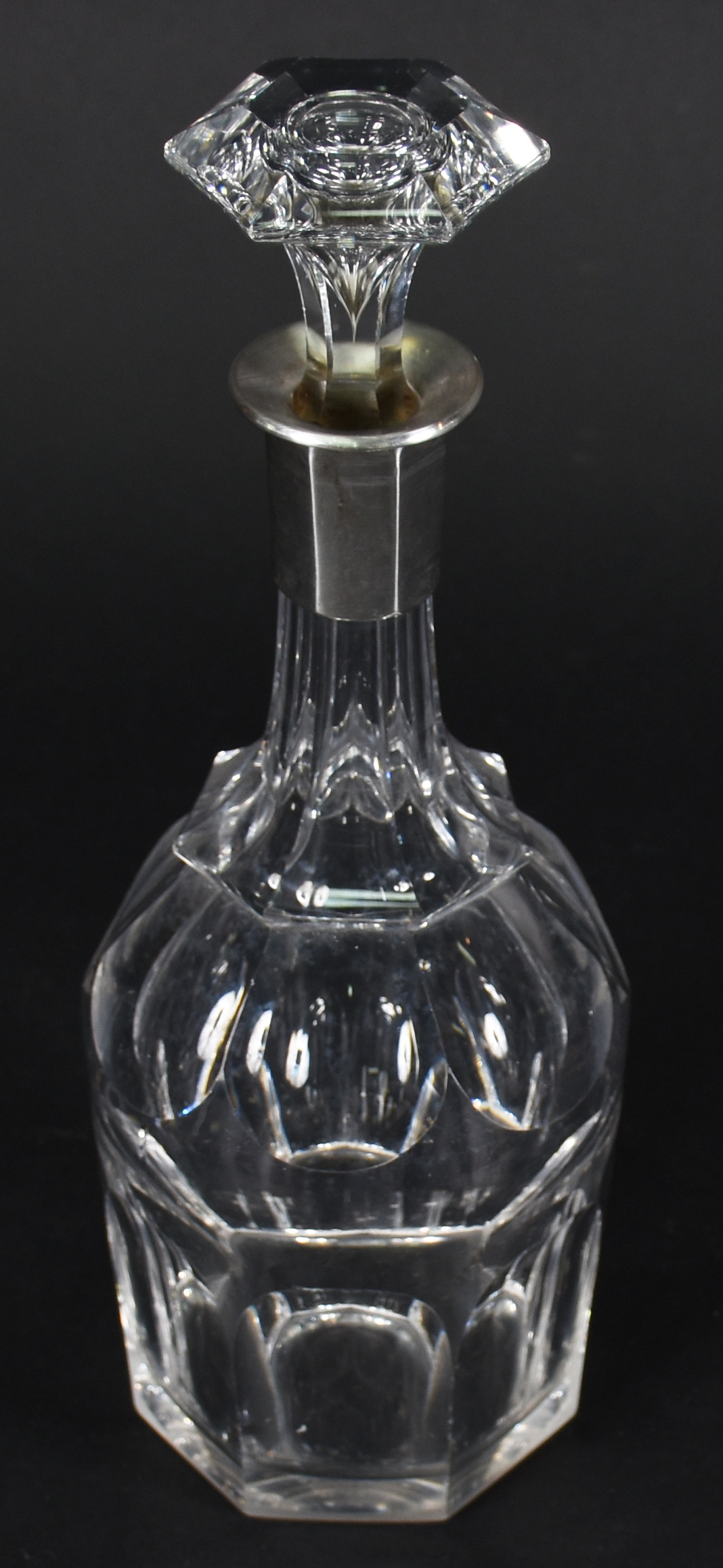 Garrafa de cristal facetado com borda de prata - foto 2 de 3