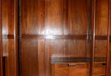 Armário de madeira nobre com duas portas almofa... - Armário de madeira nobre com duas portas almofadadas, estilo Império. Medidas 1,41 x 0,61 altura 1,92 m.