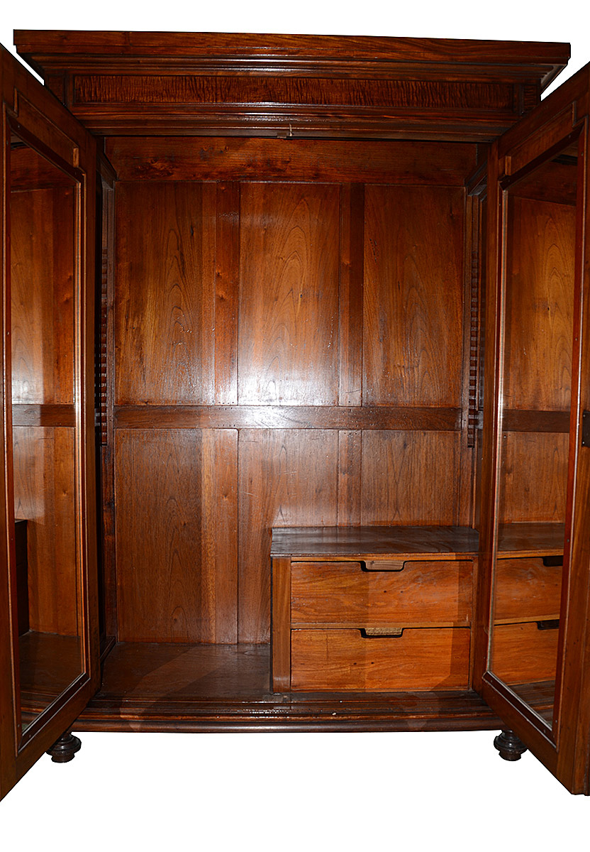 Armário de madeira nobre com duas portas almofadadas, estilo Império... - foto 2 de 2