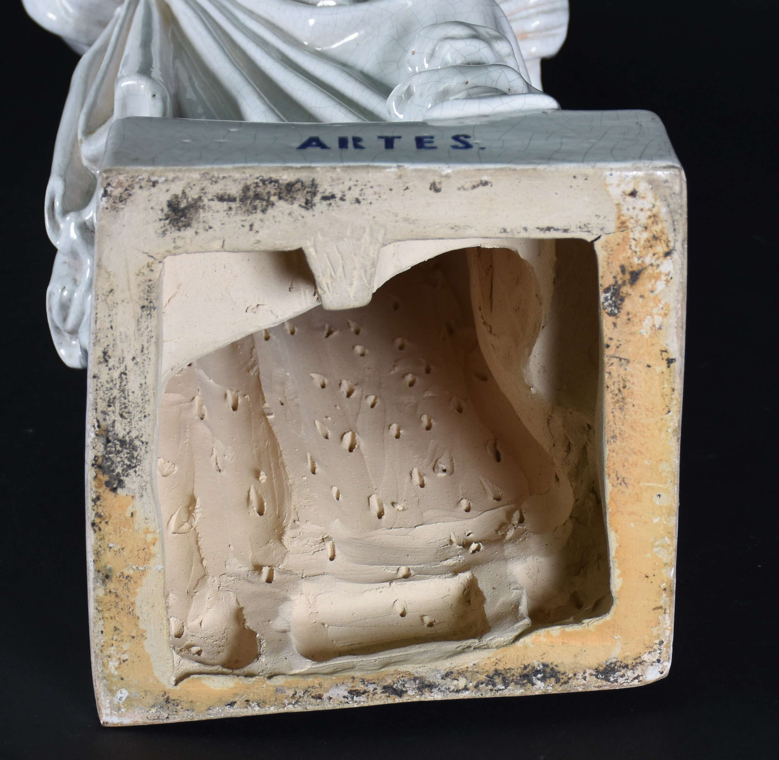 Grande Estatueta de cerâmica vitrificada representando "Artes". - foto 6 de 6