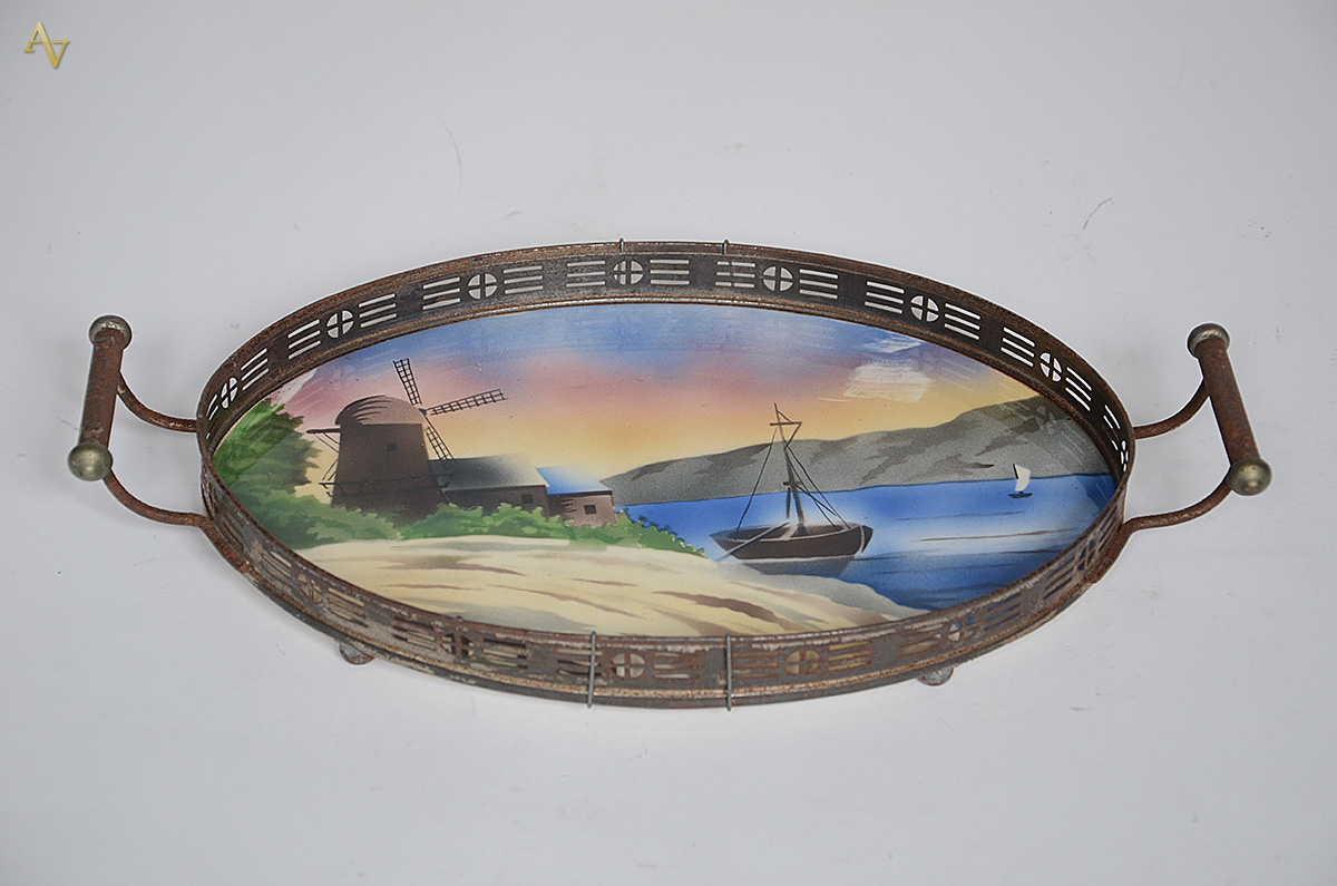 Bandeja de faiança decorada com barcos e moinho, alças e grade de... - foto 1 de 3