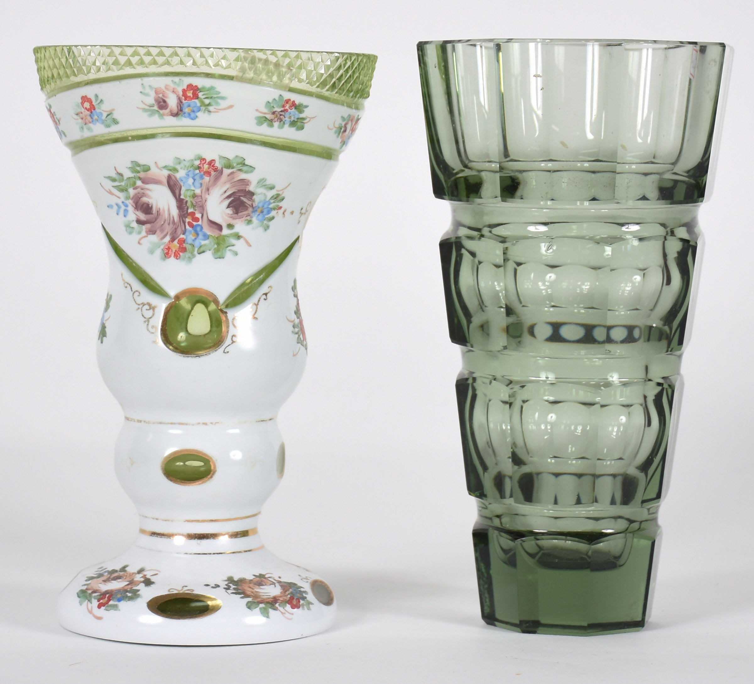 Dois vasos de cristal, sendo um de overlay verde e branco com... - foto 1 de 3