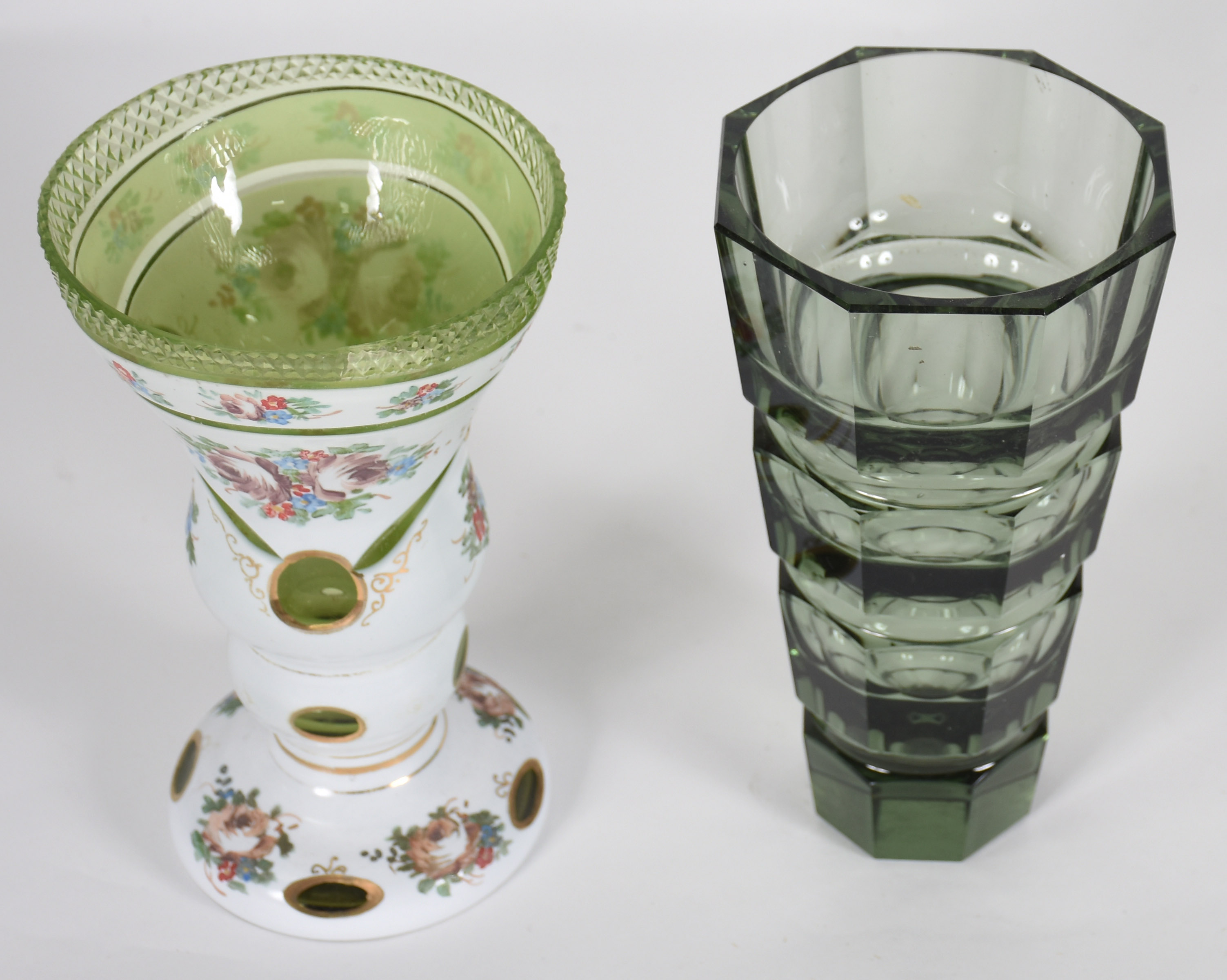 Dois vasos de cristal, sendo um de overlay verde e branco com... - foto 2 de 3