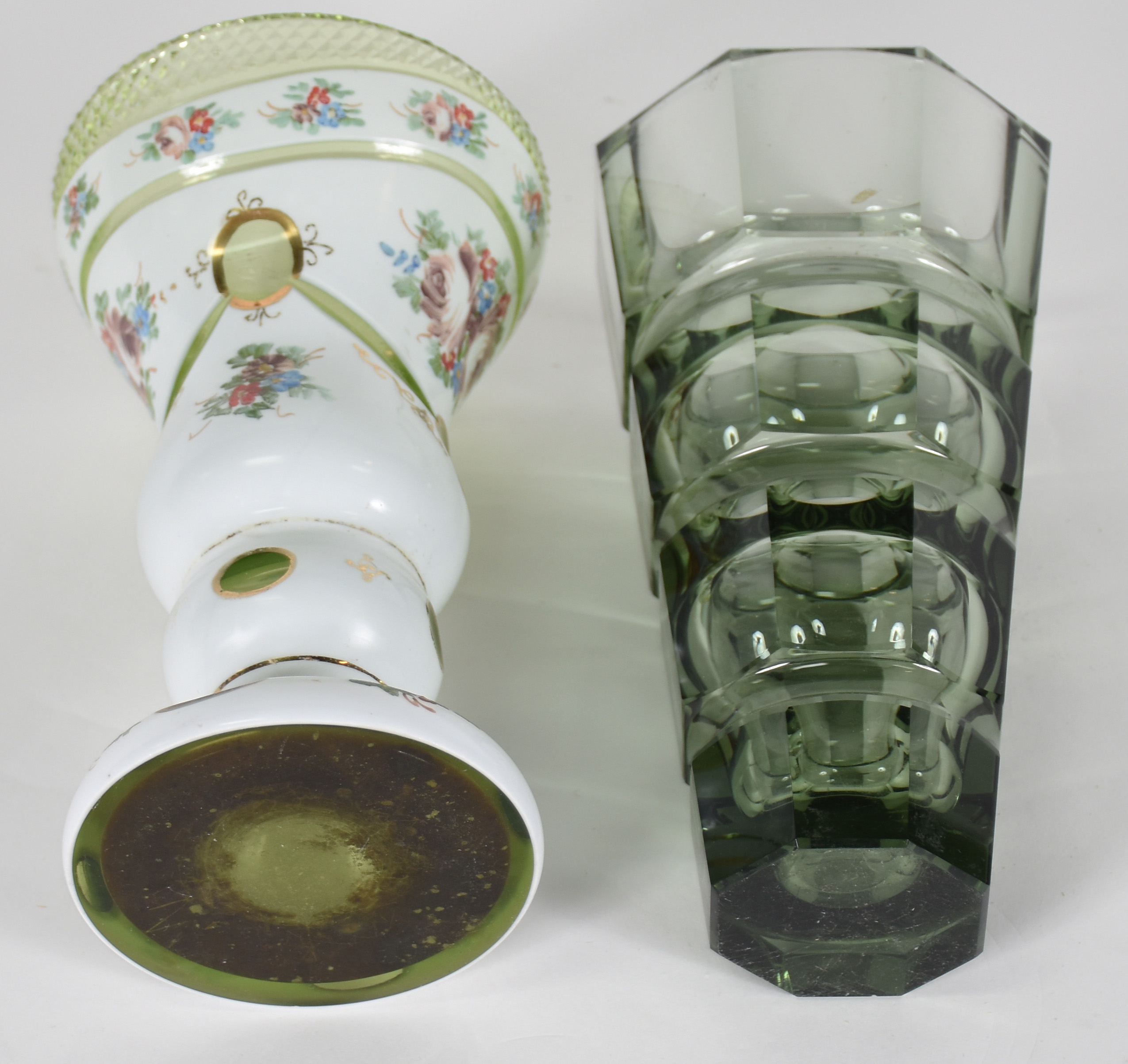 Dois vasos de cristal, sendo um de overlay verde e branco com... - foto 3 de 3