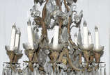 Belíssimo Lustre  estilo Versailles, para 10 lu... - Belíssimo Lustre  estilo Versailles, para 10 luzes, estrutura de metal com placas de cristal lapidado e pequenas cornucópias na parte superior.