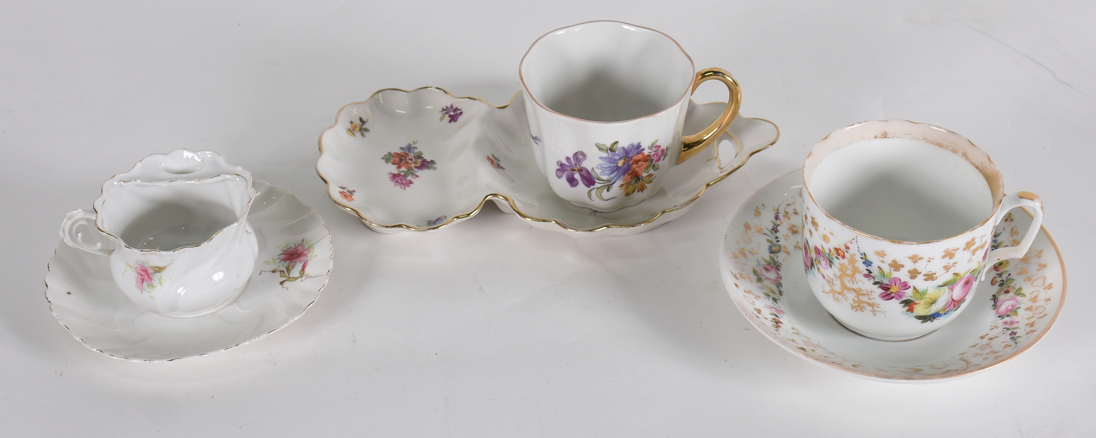 Três xícaras em porcelana Francesa, diversos modelos e decorações. - foto 1 de 5