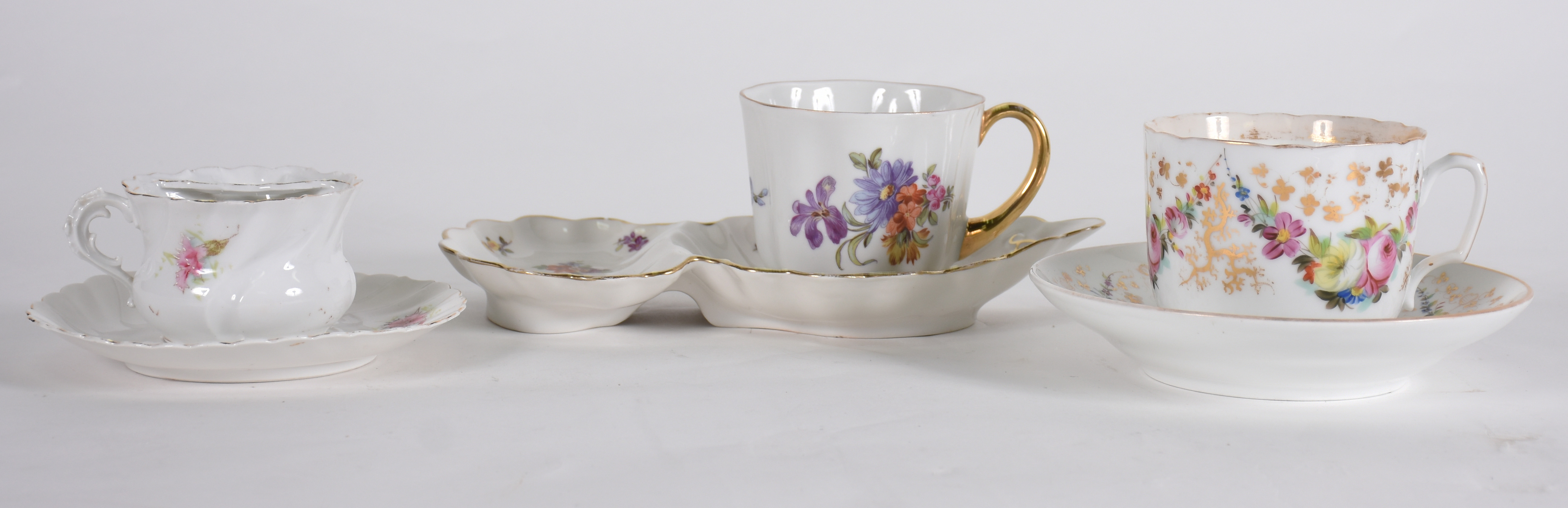 Três xícaras em porcelana Francesa, diversos modelos e decorações. - foto 2 de 5