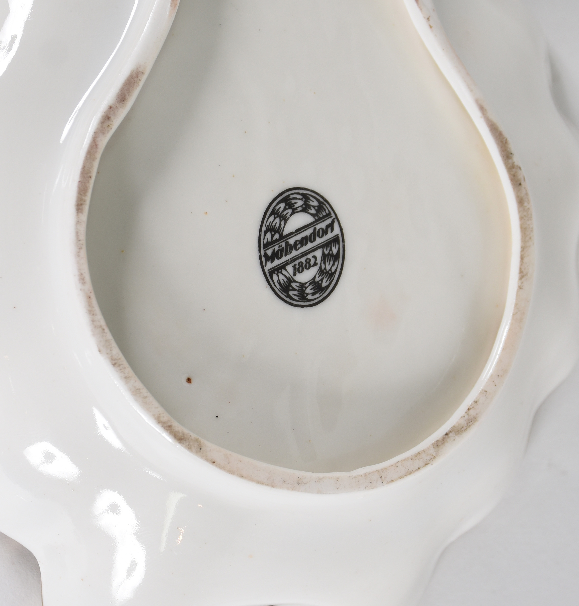 Três xícaras em porcelana Francesa, diversos modelos e decorações. - foto 3 de 5