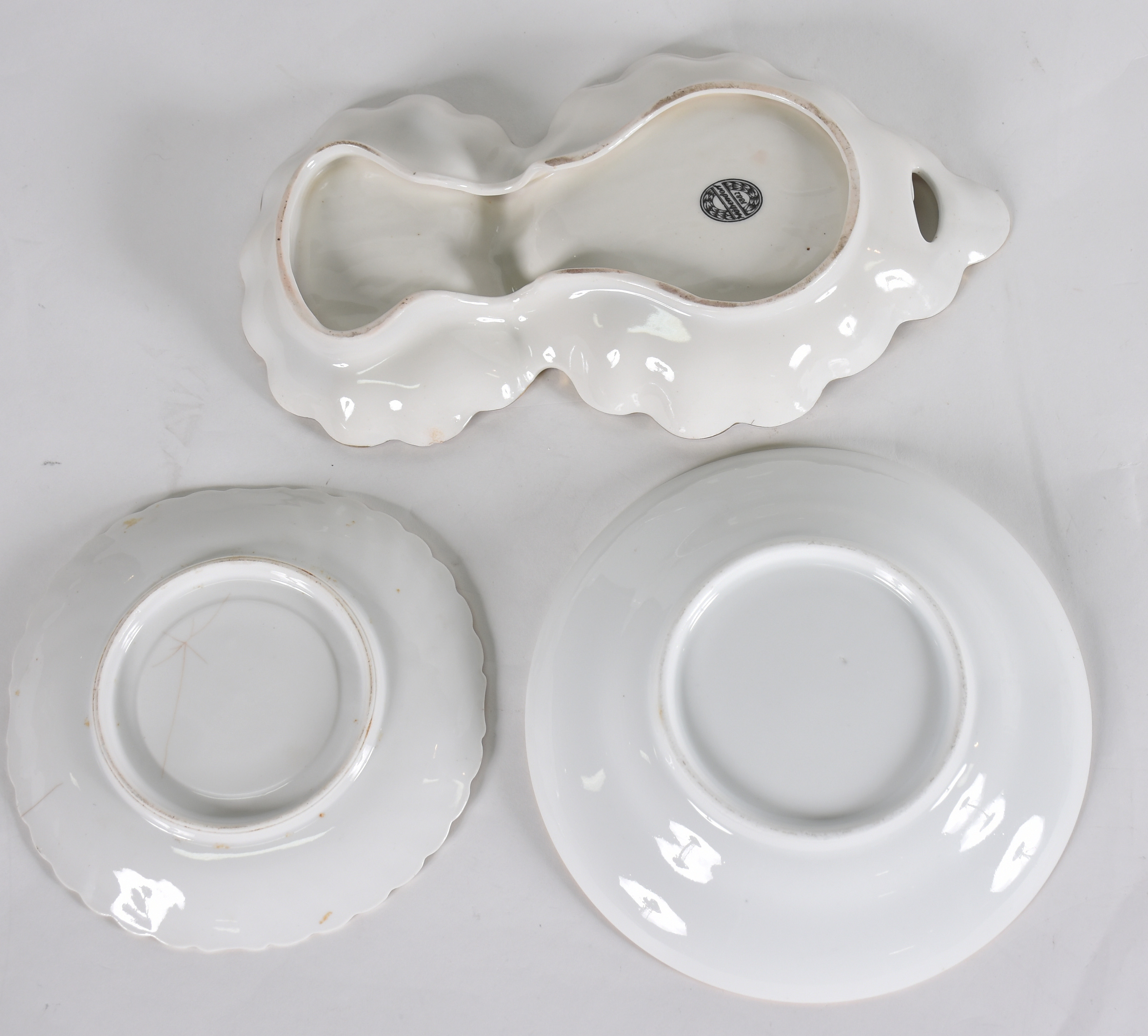 Três xícaras em porcelana Francesa, diversos modelos e decorações. - foto 4 de 5