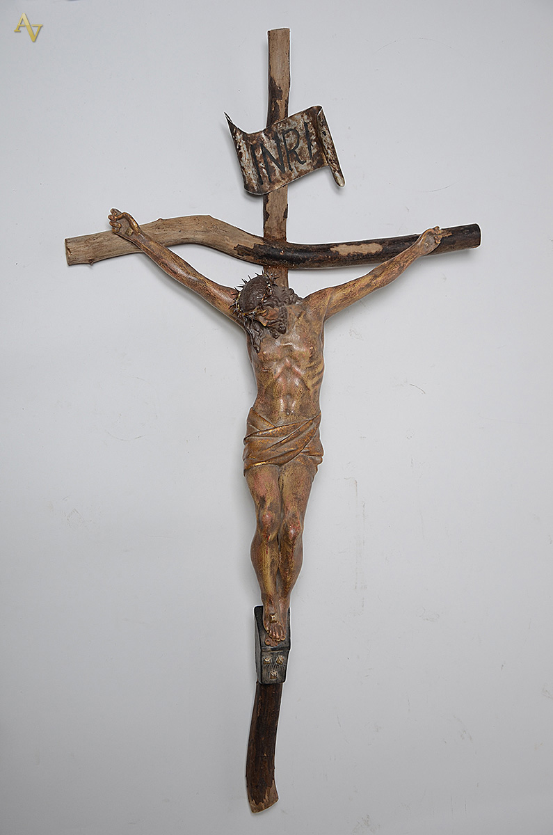 Crucifixo feitio "tronco" de madeira com figura de Cristo... - foto 1 de 2