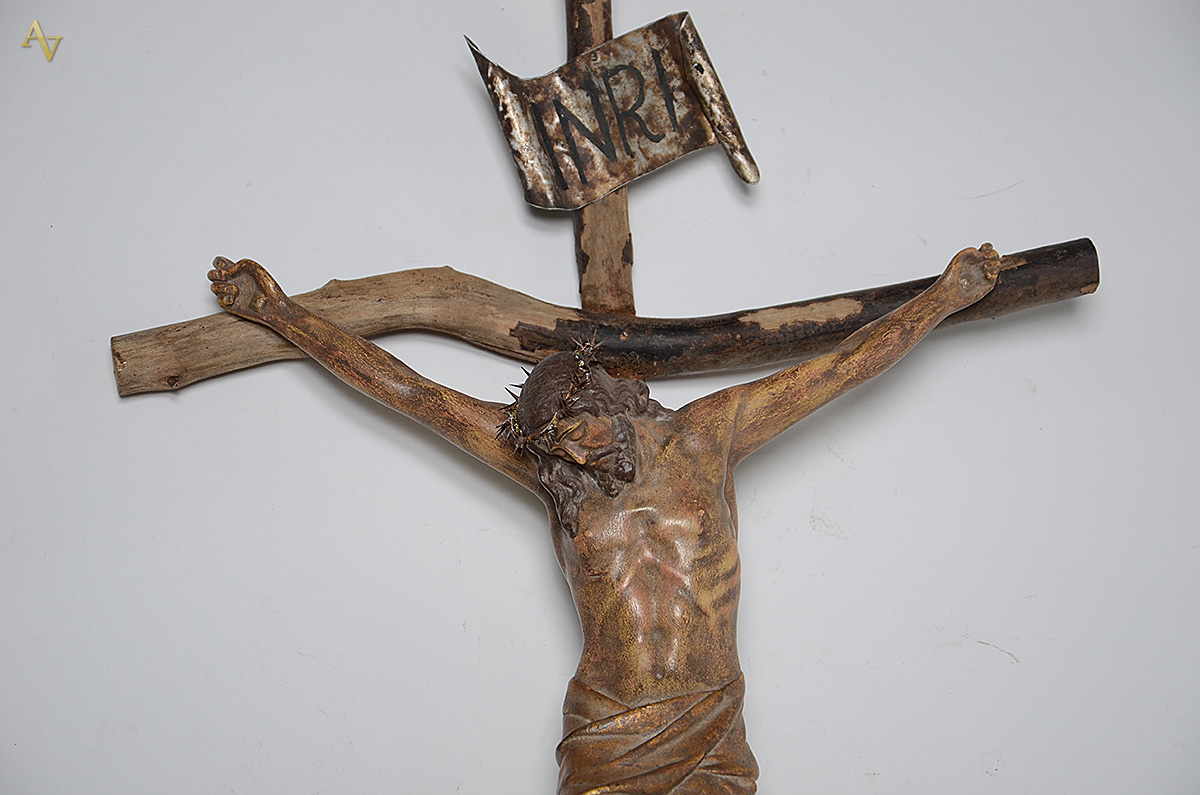 Crucifixo feitio "tronco" de madeira com figura de Cristo... - foto 2 de 2