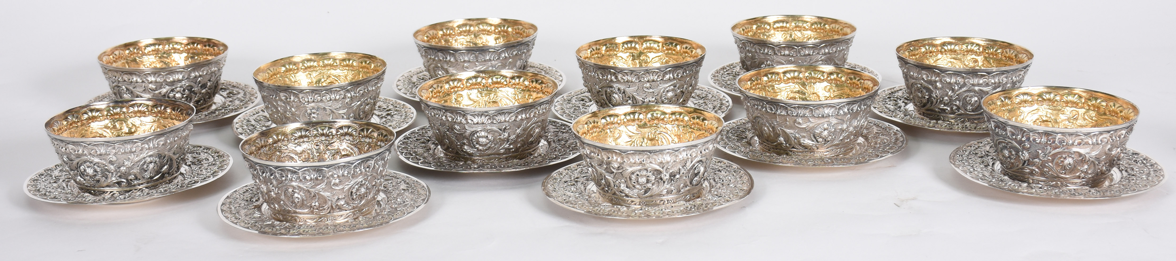 Doze bowls com pratinhos de prata Portuguesa com vermeil, prateiro... - foto 2 de 3