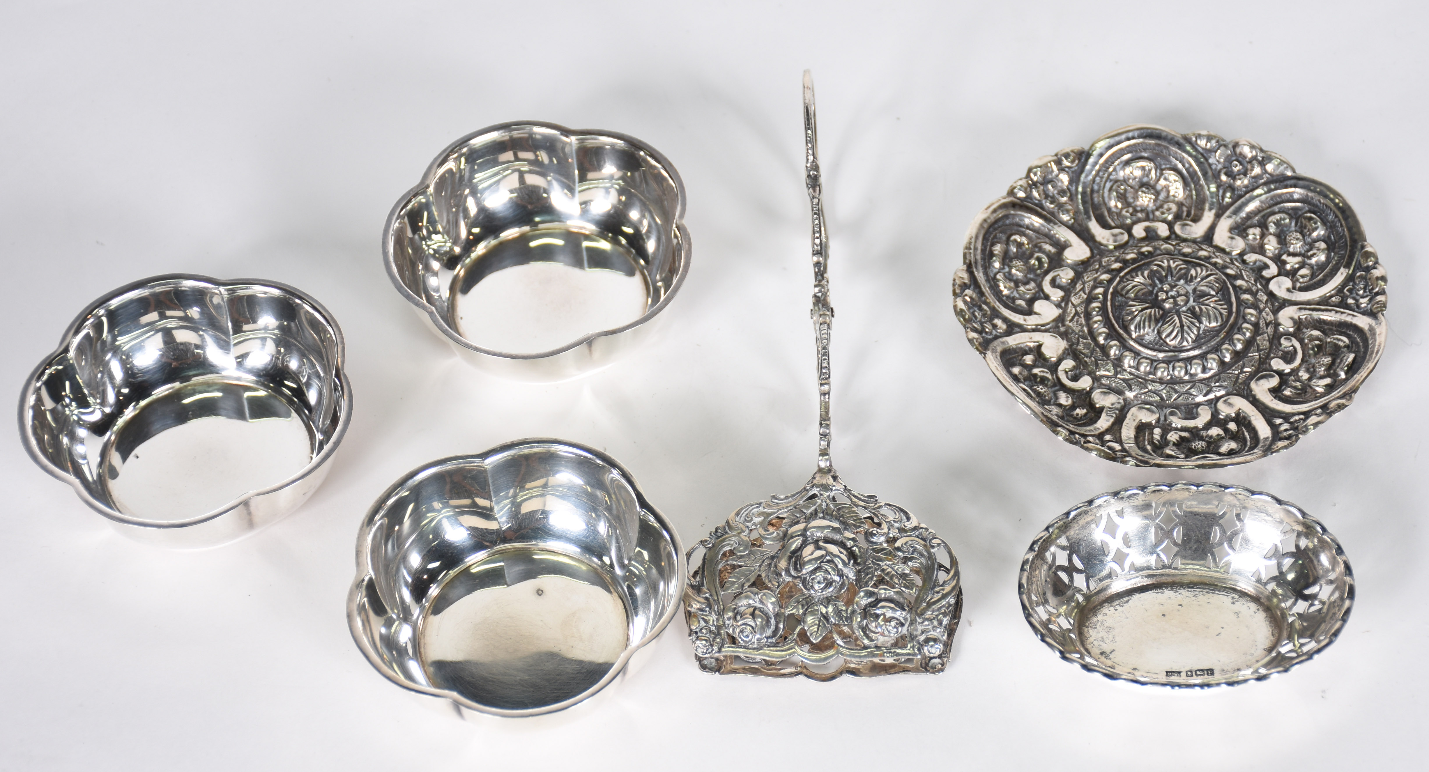 Seis pequenas peças de prata contrastada, sendo uma pinça e 5 bowls (... - foto 1 de 5