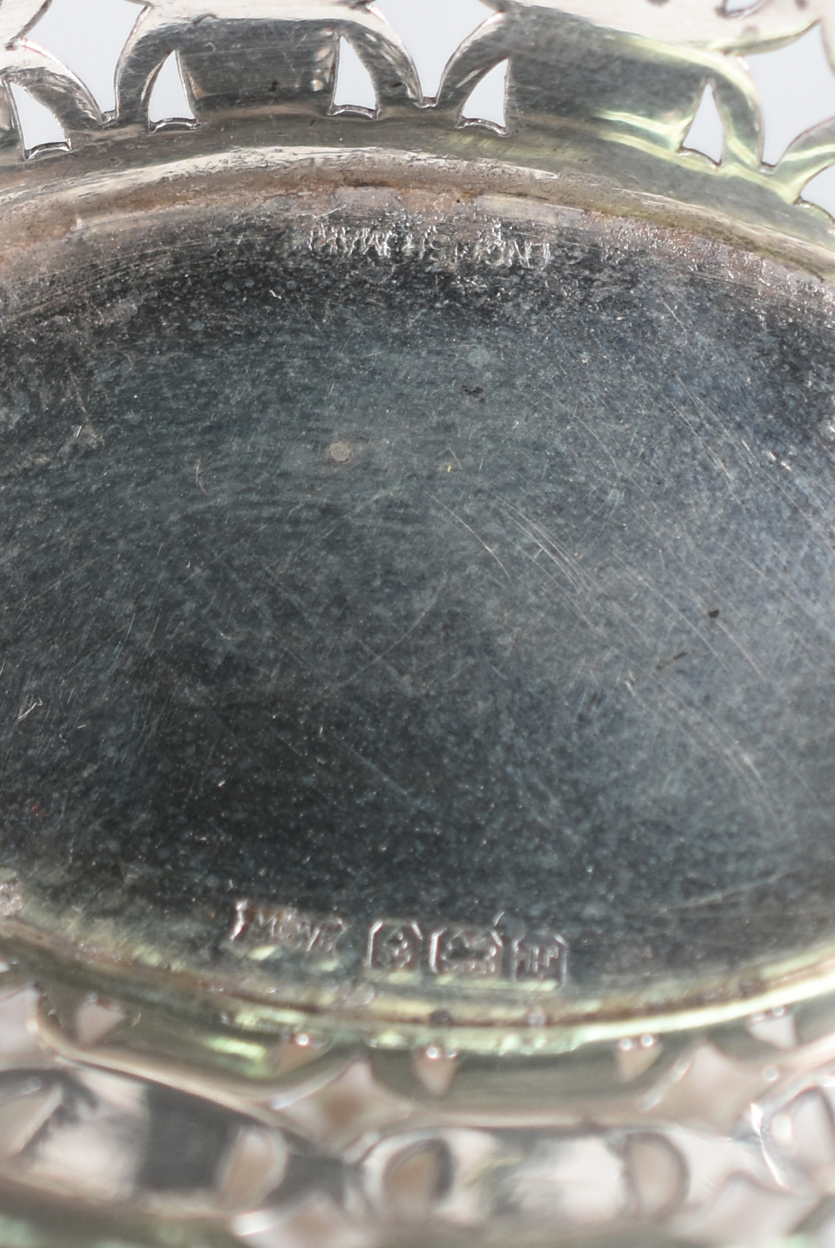 Seis pequenas peças de prata contrastada, sendo uma pinça e 5 bowls (... - foto 3 de 5