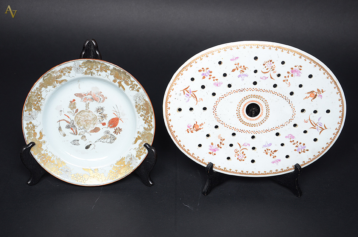 Duas peças de porcelana oriental, sendo um prato (diâmetro 23 cm) com...