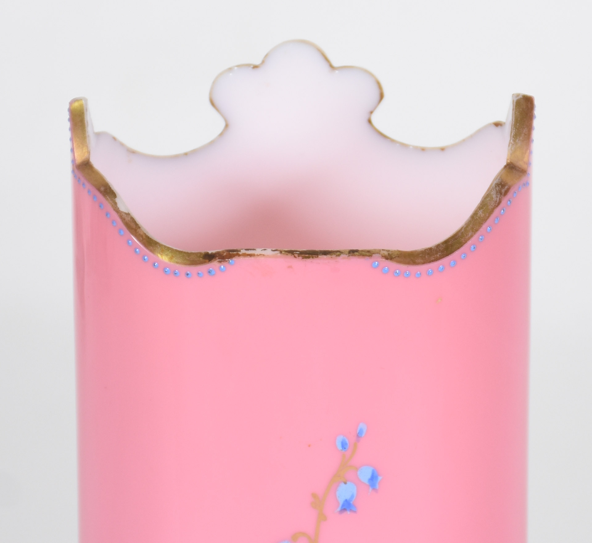 Vaso de opalina rosa com flores ( pequena parte quebrada ) - foto 2 de 4