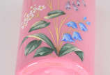 Vaso de opalina rosa com flores ( pequena parte... - Vaso de opalina rosa com flores ( pequena parte quebrada )