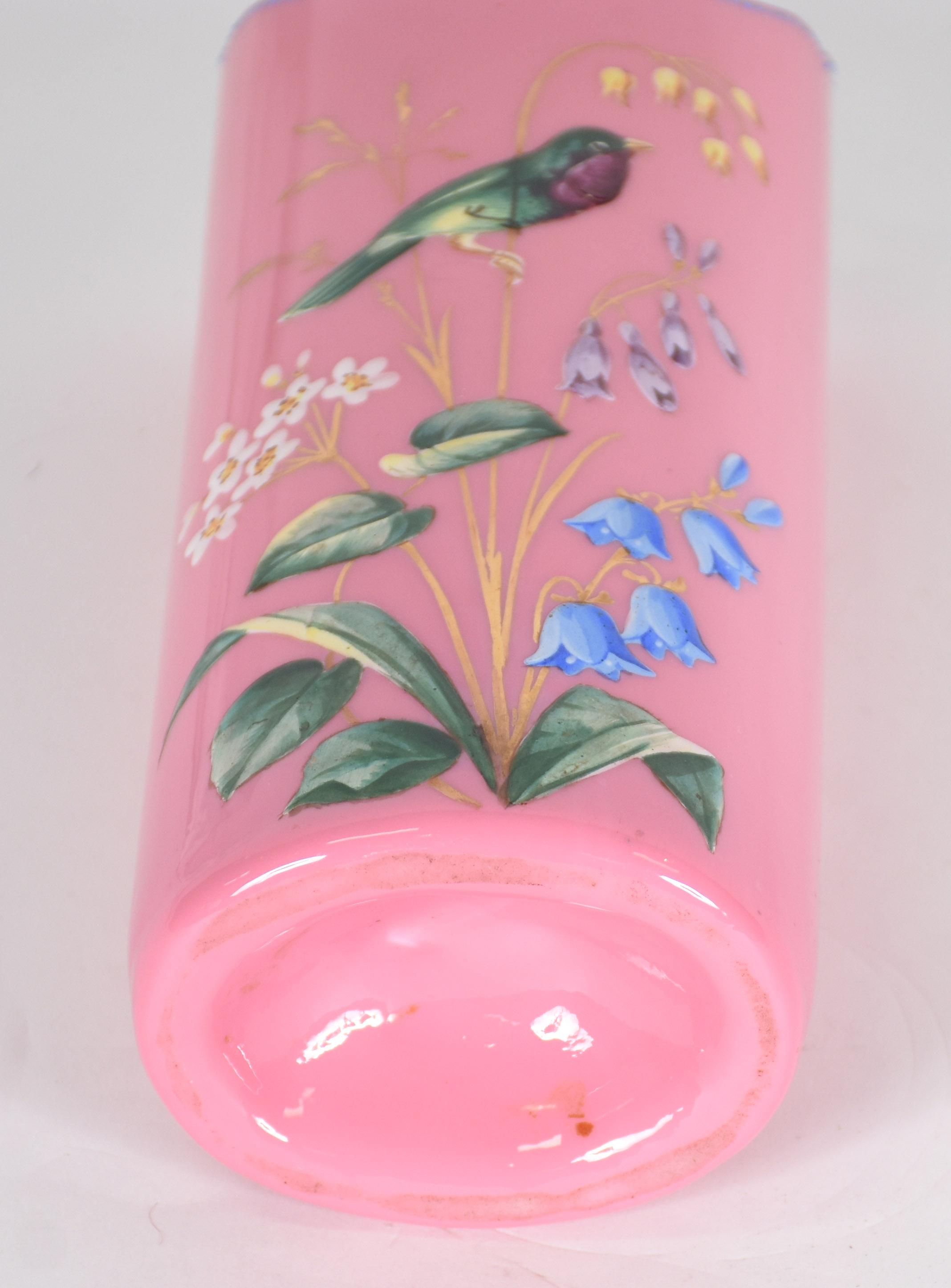 Vaso de opalina rosa com flores ( pequena parte quebrada ) - foto 4 de 4