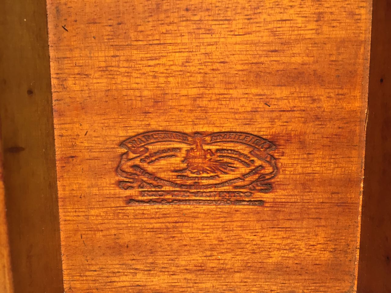 Pequeno bureau de jacarandá com tampo articulado , 3 gavetas externas... - foto 4 de 4