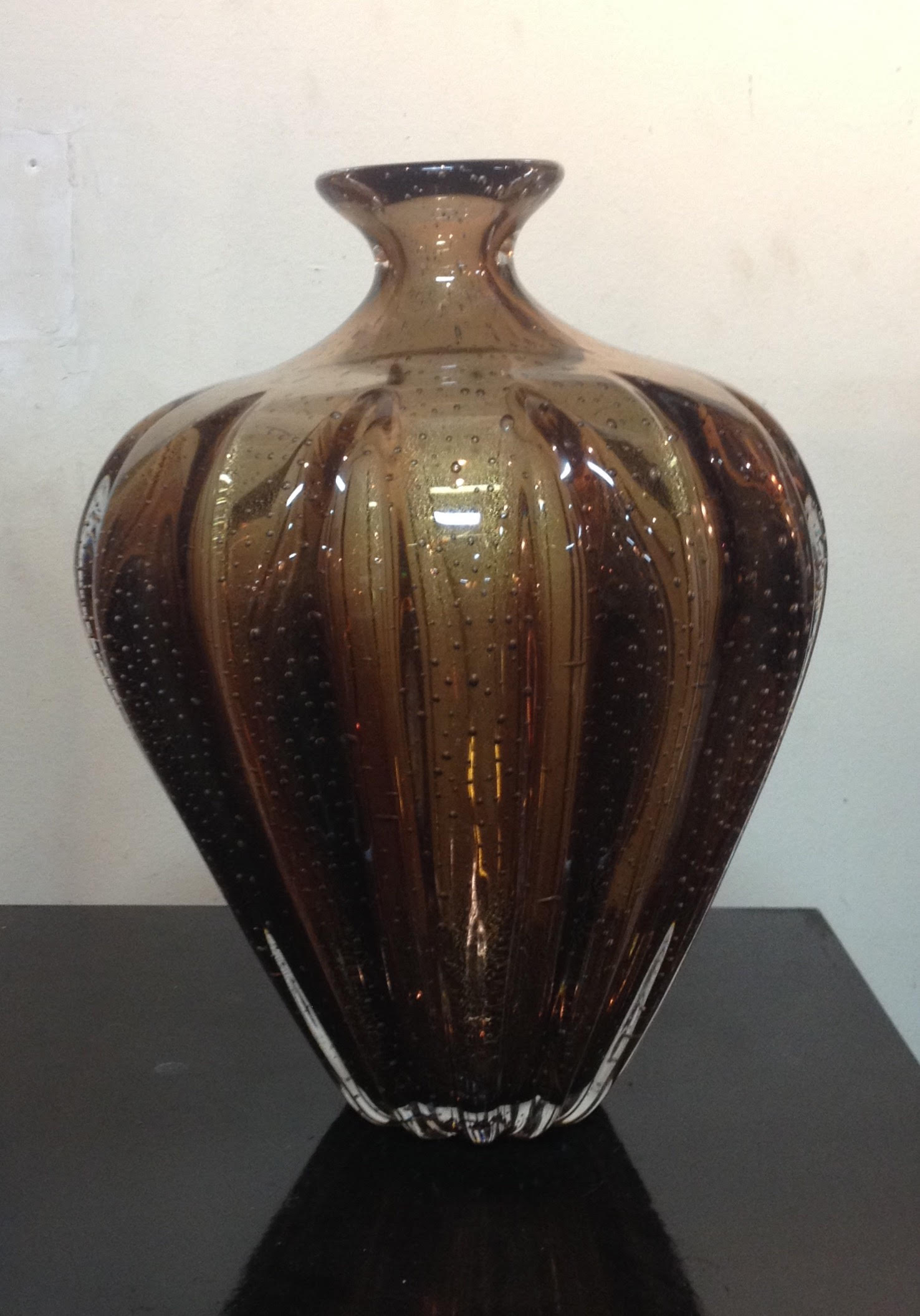 Belíssimo Vaso de Murano italiano na cor "café" com pó de ouro... - foto 1 de 3