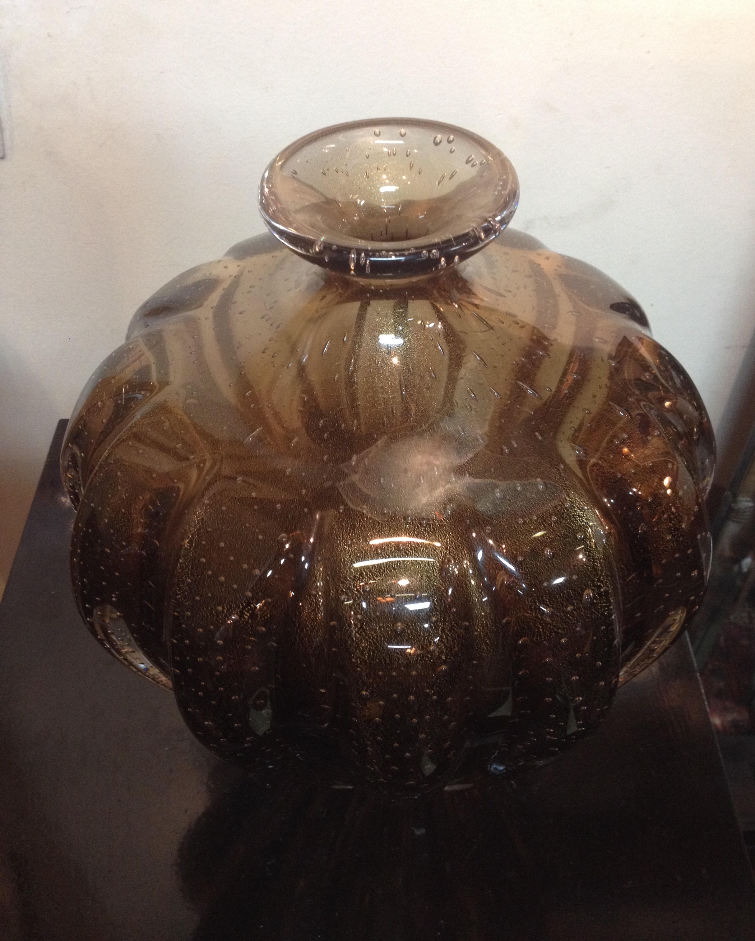 Belíssimo Vaso de Murano italiano na cor "café" com pó de ouro... - foto 2 de 3