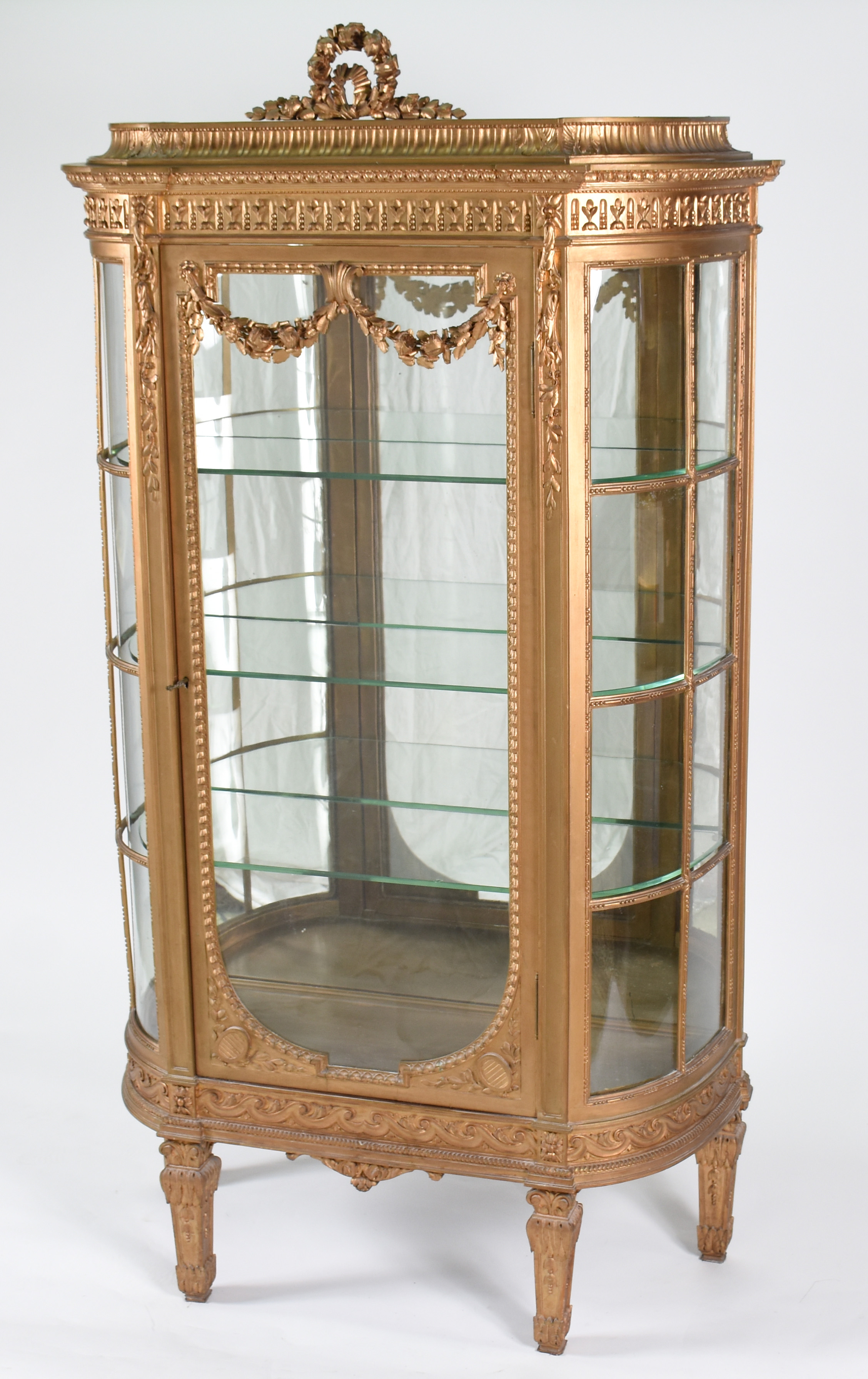 Vitrine estilo frances de madeira dourada, feitio bom bé, ricamente... - foto 1 de 3