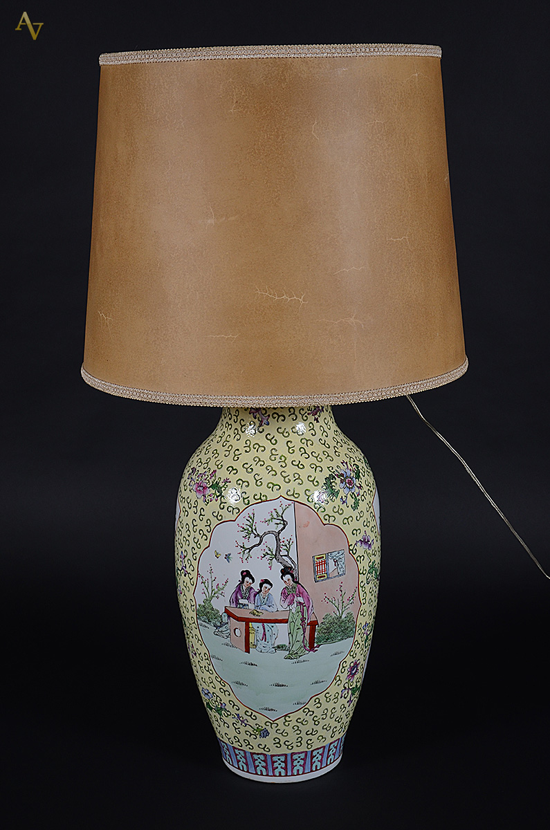 Abajur de porcelana chinesa com cúpula de pergaminho. Altura 90 cm. - foto 1 de 2