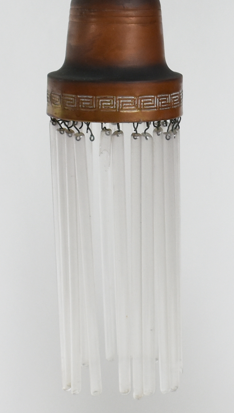 Lustre de metal acobreado com canutilhos de vidro. - foto 1 de 2