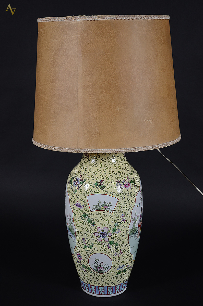 Abajur de porcelana chinesa com cúpula de pergaminho. Altura 90 cm. - foto 2 de 2