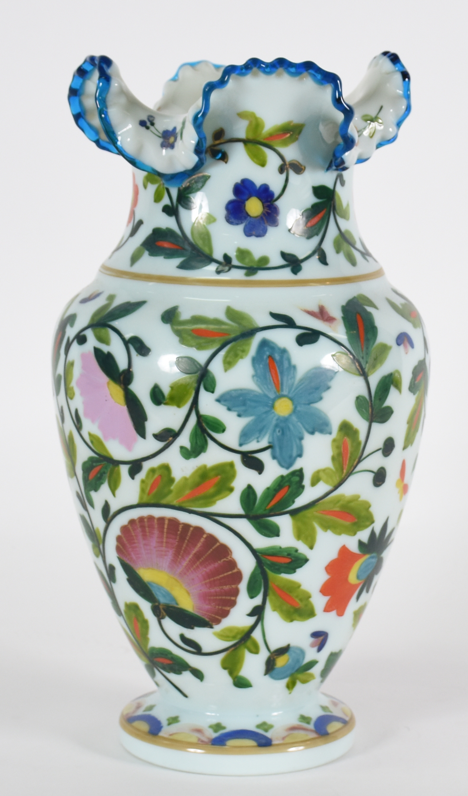 Vaso de opalina branca decorada com flores em policromia, borda... - foto 1 de 4