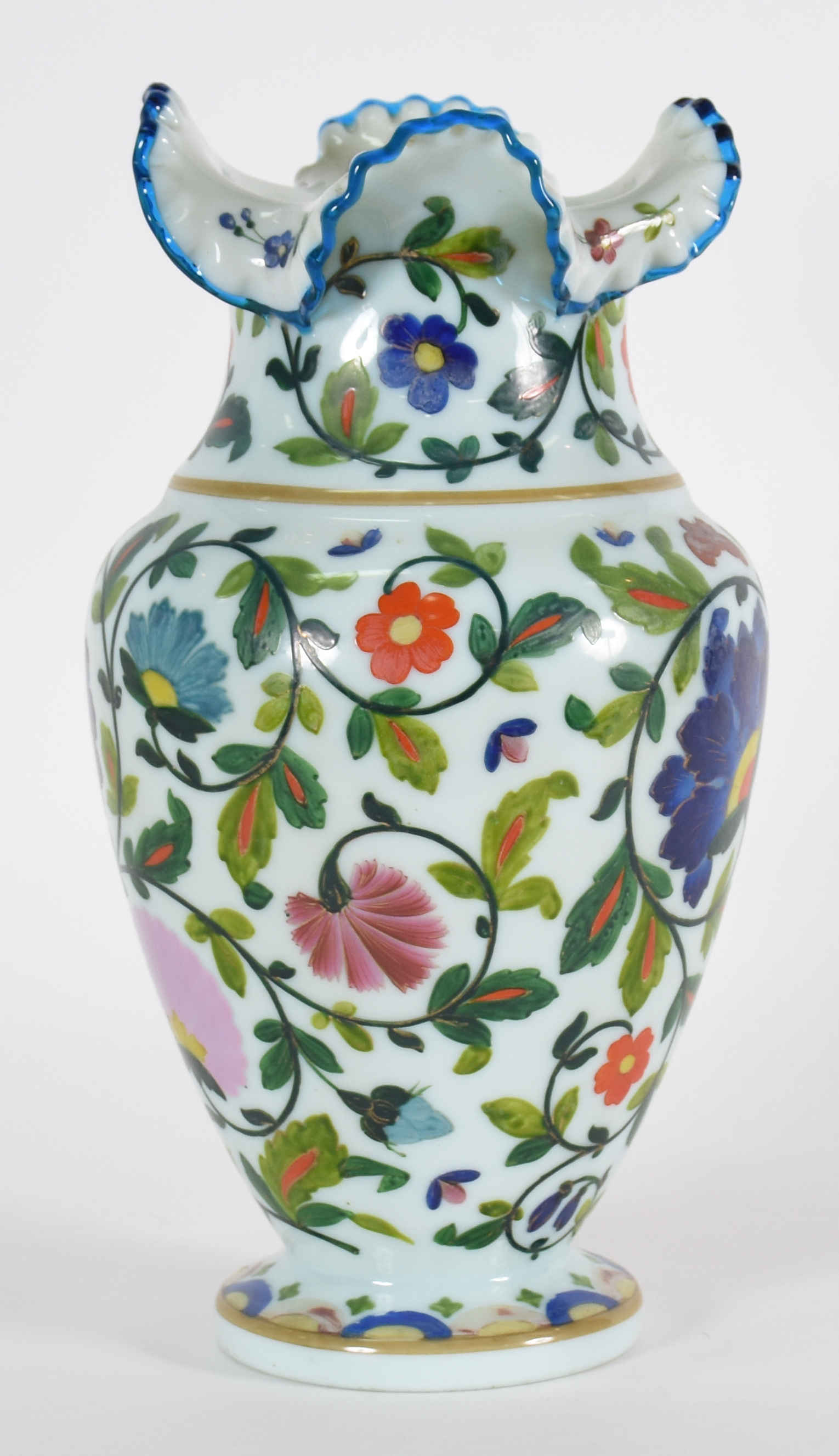 Vaso de opalina branca decorada com flores em policromia, borda... - foto 2 de 4