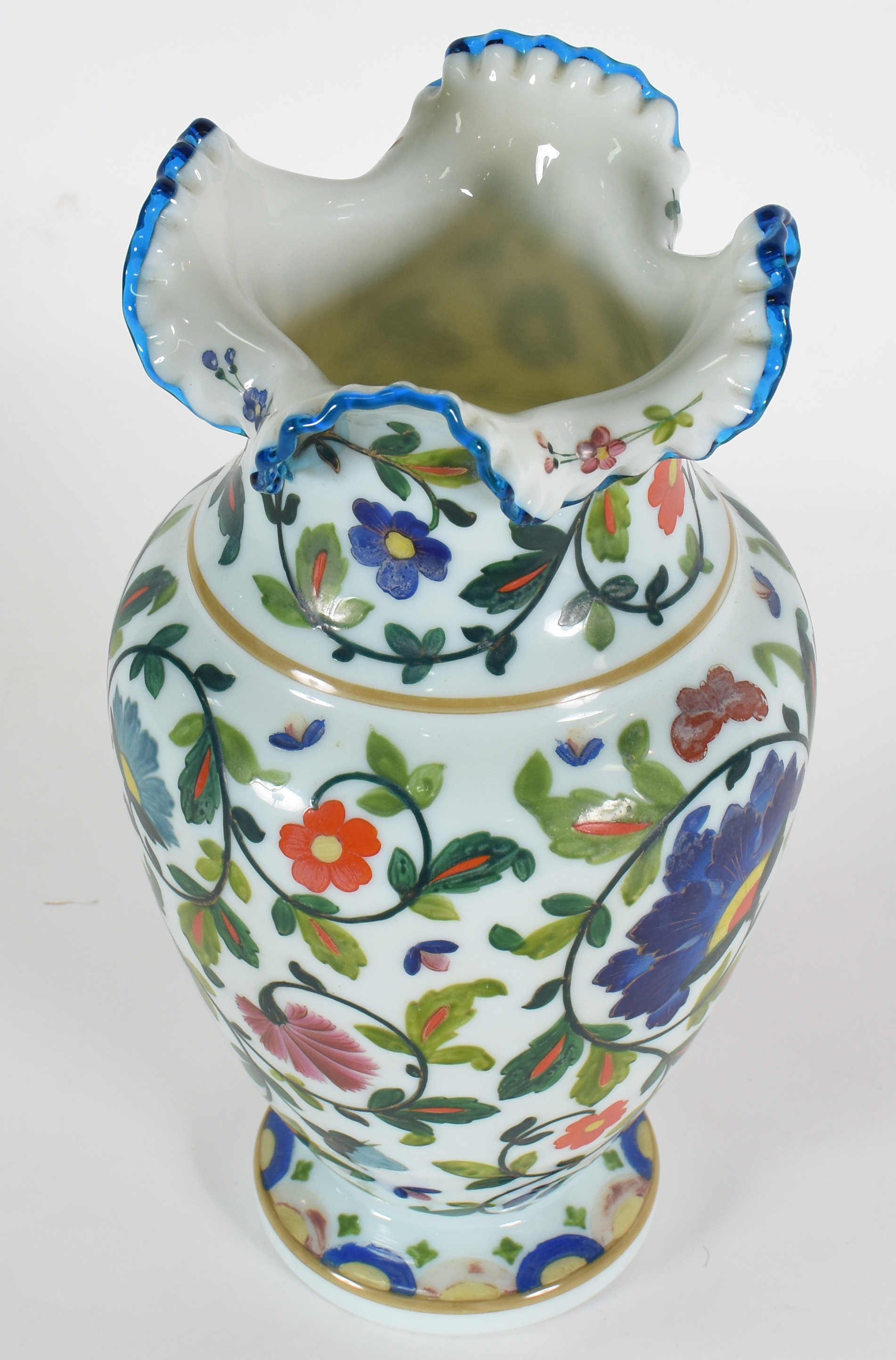 Vaso de opalina branca decorada com flores em policromia, borda... - foto 3 de 4