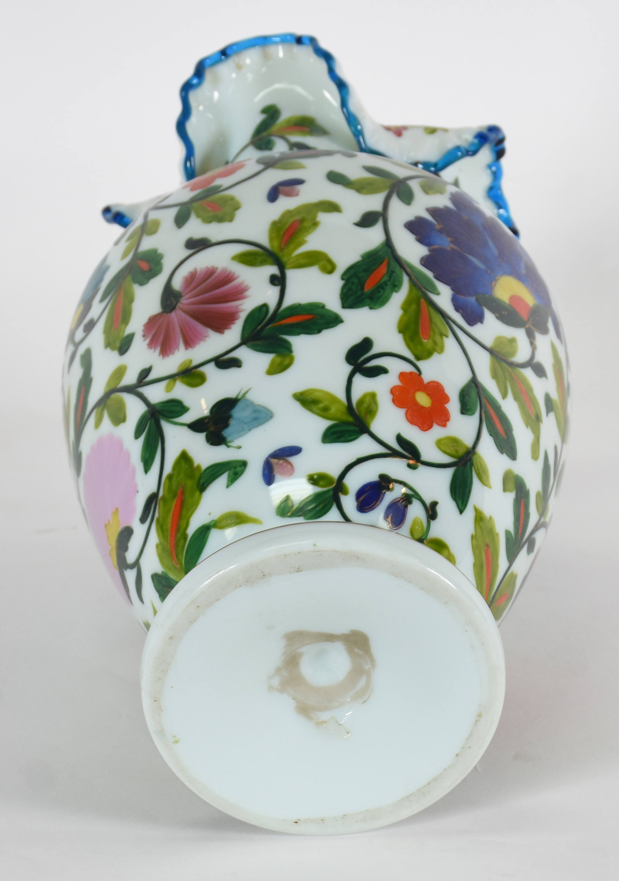 Vaso de opalina branca decorada com flores em policromia, borda... - foto 4 de 4
