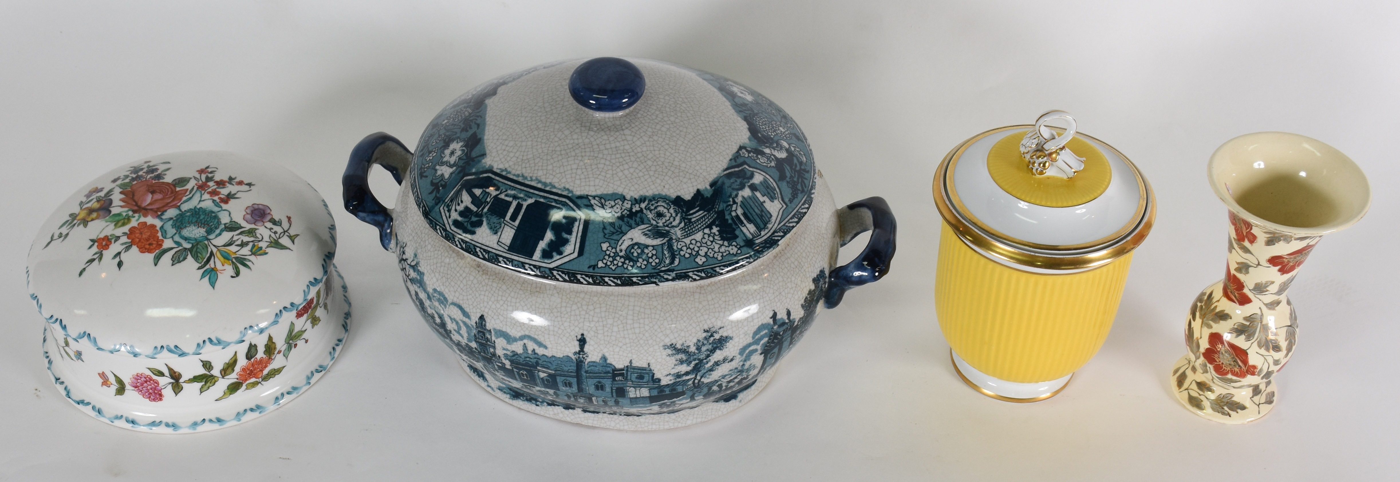 Quatro peças de porcelana , diversas procedências, sendo sopeira... - foto 1 de 5