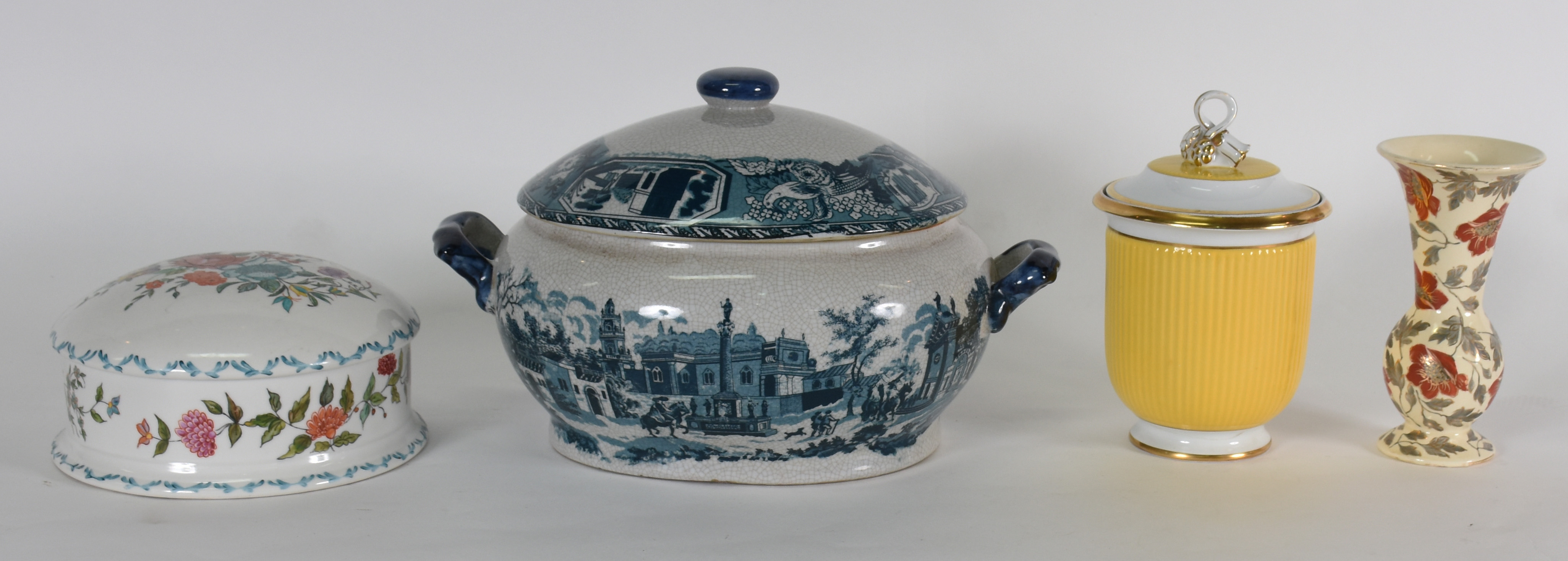 Quatro peças de porcelana , diversas procedências, sendo sopeira... - foto 2 de 5