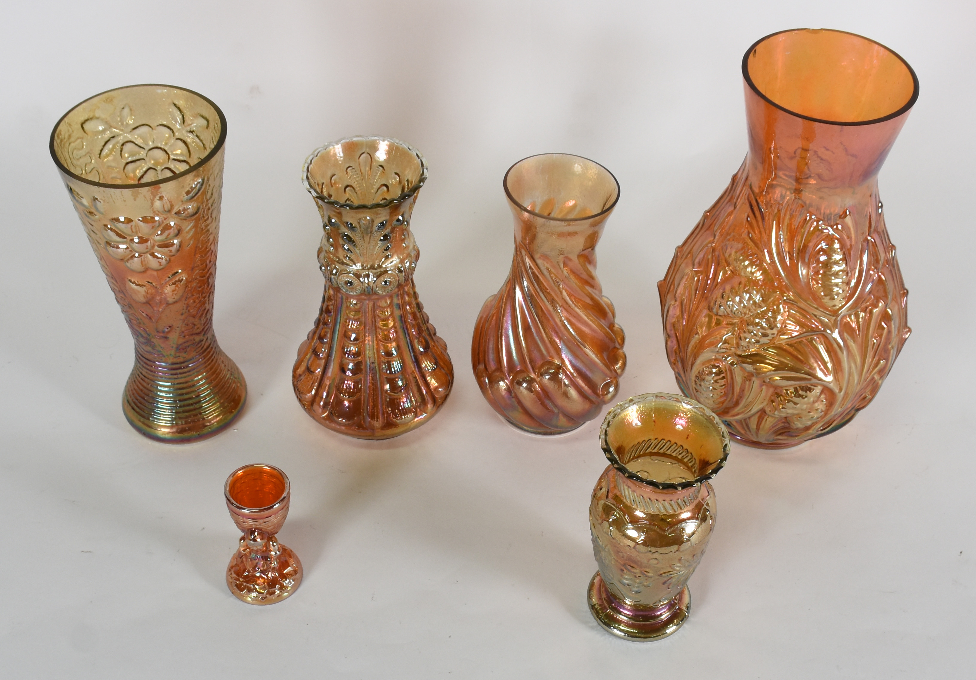 Seis vasos diversos de vidro "fogo" trabalhados em relevo. - foto 2 de 4
