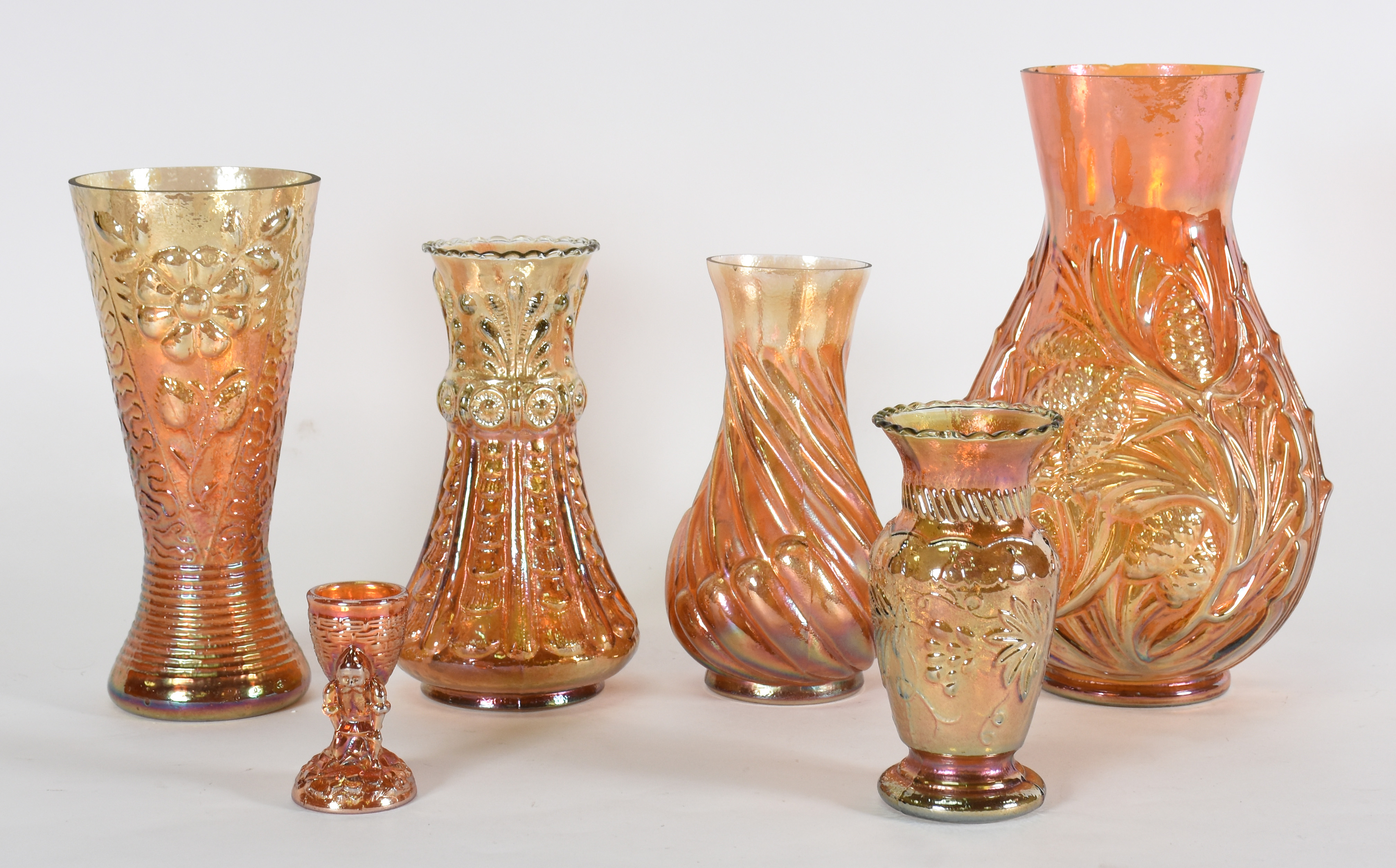 Seis vasos diversos de vidro "fogo" trabalhados em relevo. - foto 1 de 4