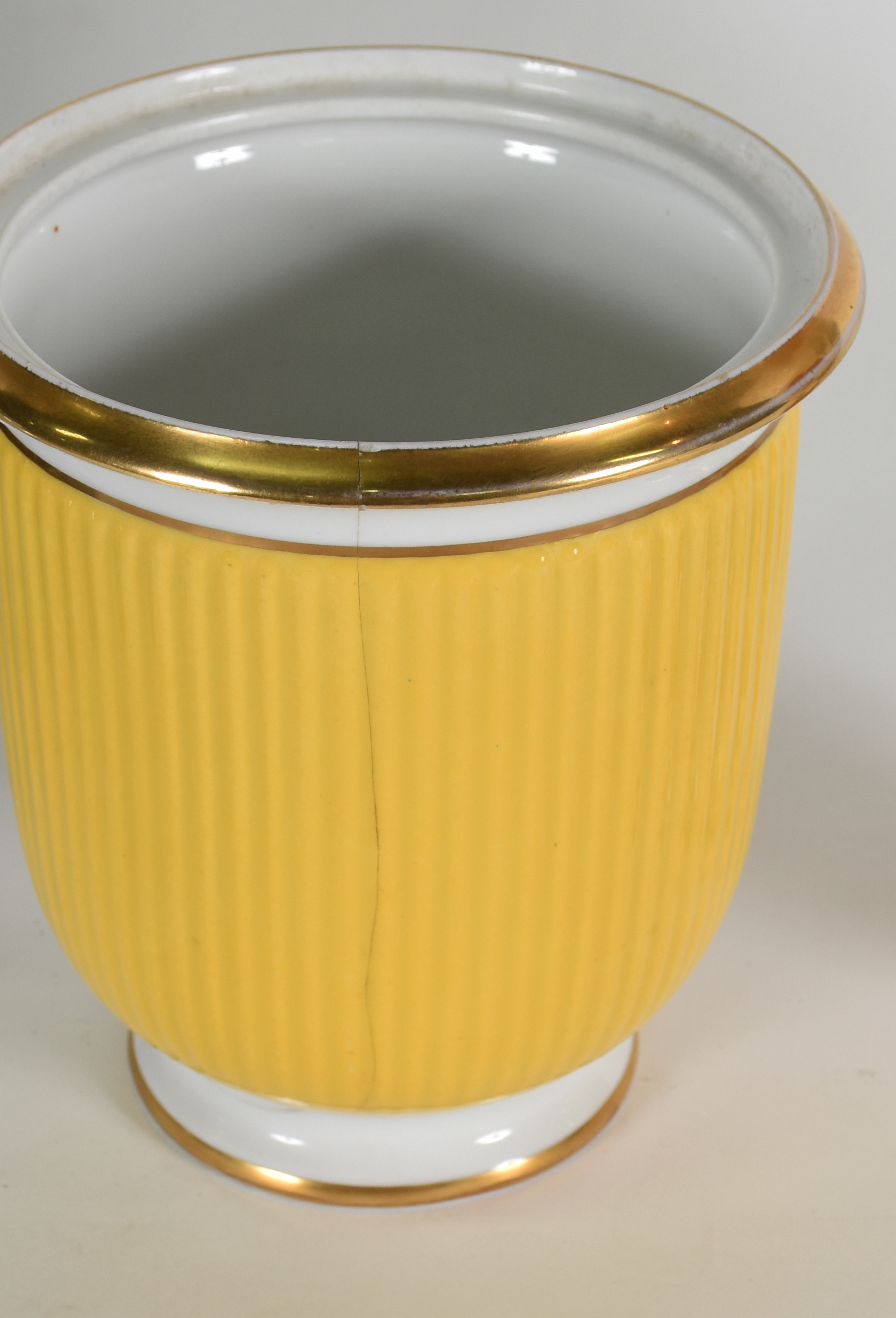 Quatro peças de porcelana , diversas procedências, sendo sopeira... - foto 3 de 5