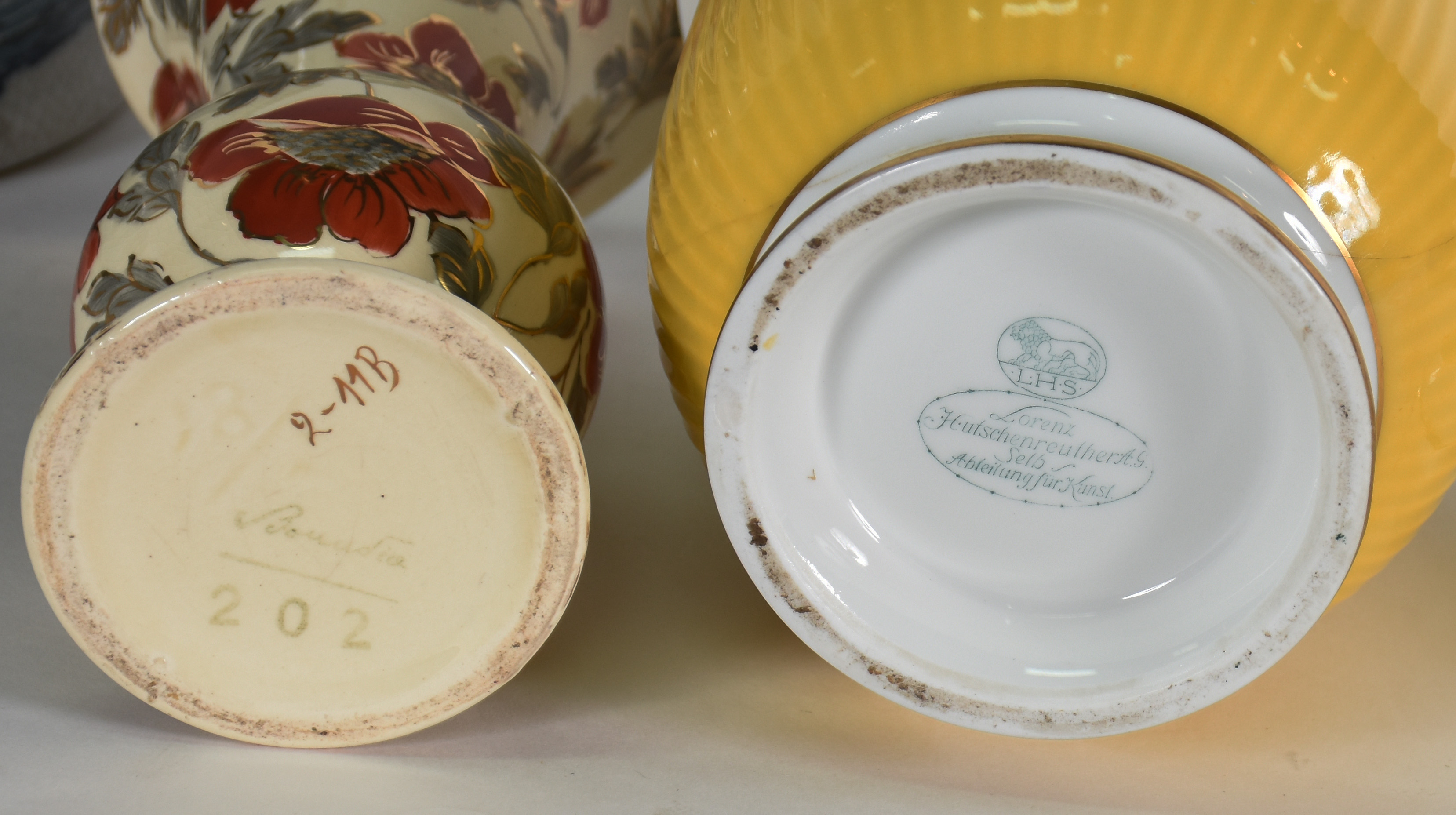 Quatro peças de porcelana , diversas procedências, sendo sopeira... - foto 4 de 5