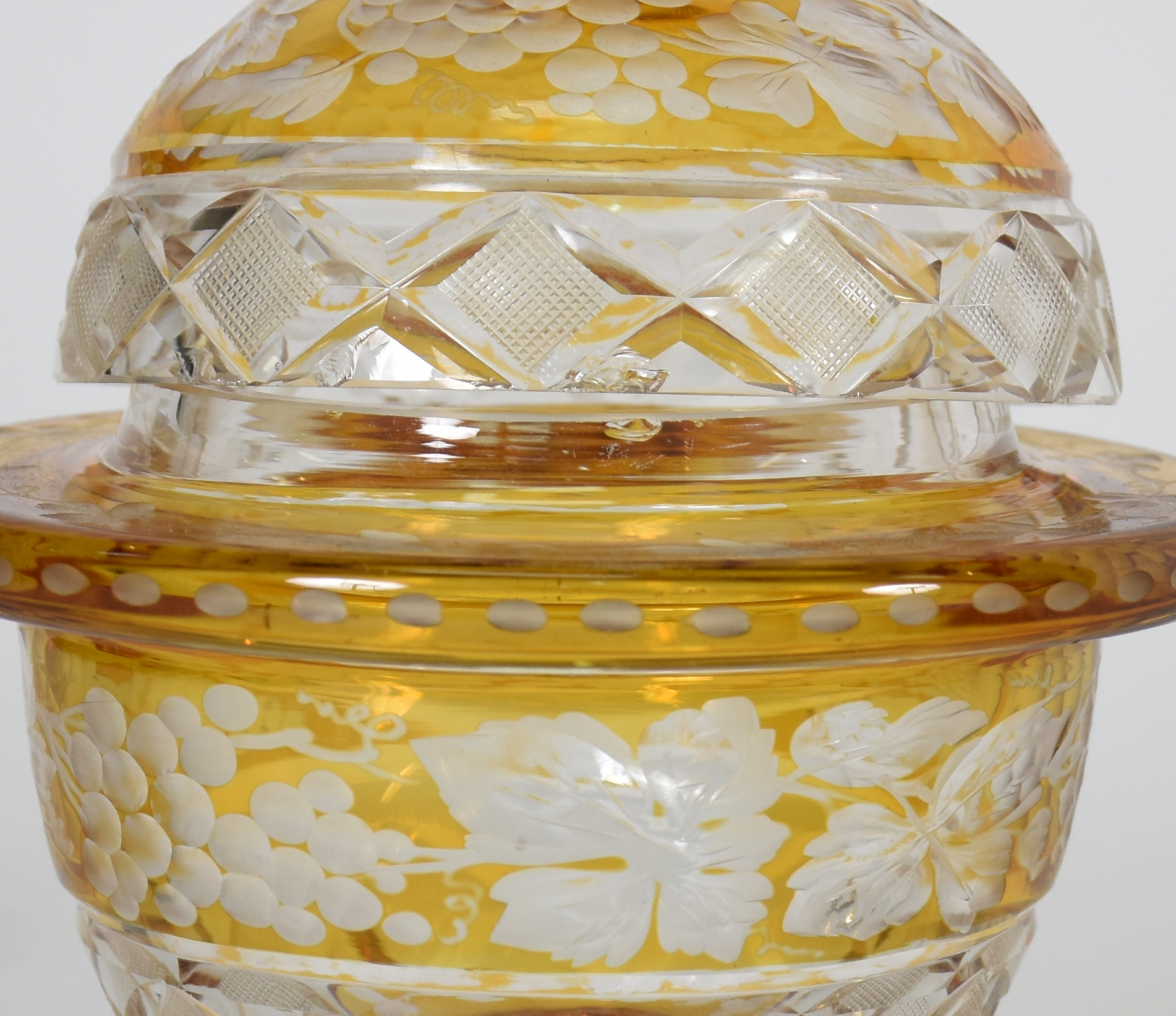 Pequena compoteira de cristal doublé âmbar lapidado. - foto 3 de 4