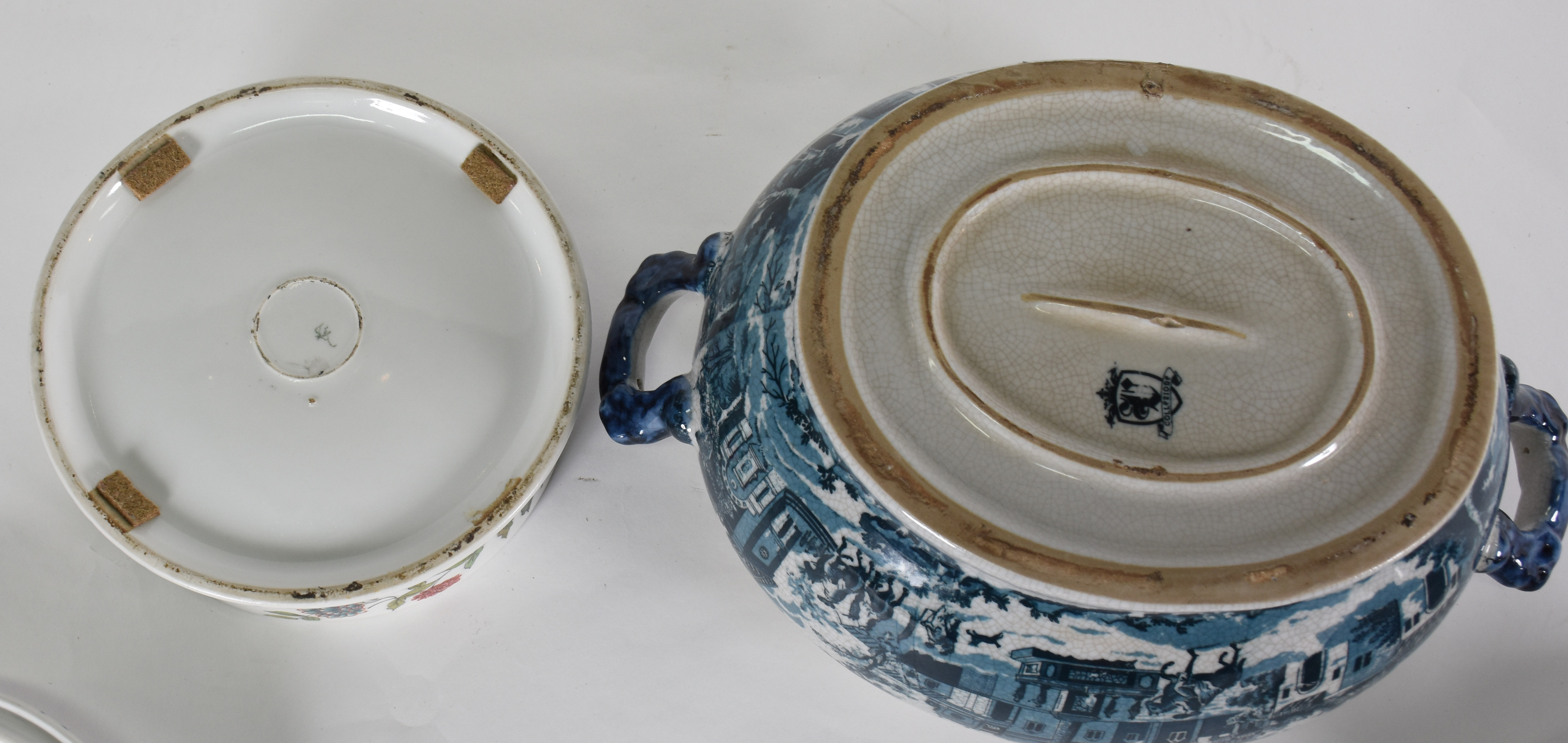 Quatro peças de porcelana , diversas procedências, sendo sopeira... - foto 5 de 5