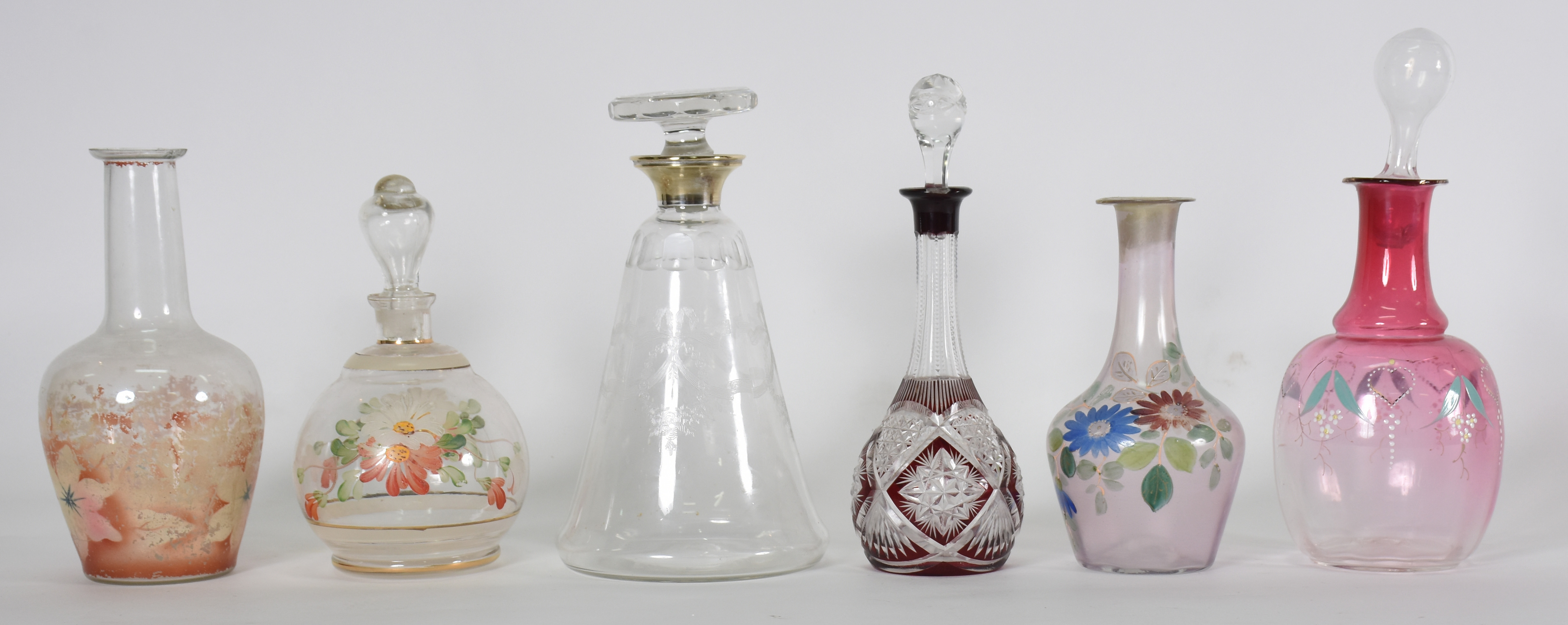 Seis licoreiras em diversos formatos e decorações, duas delas sem as... - foto 2 de 7