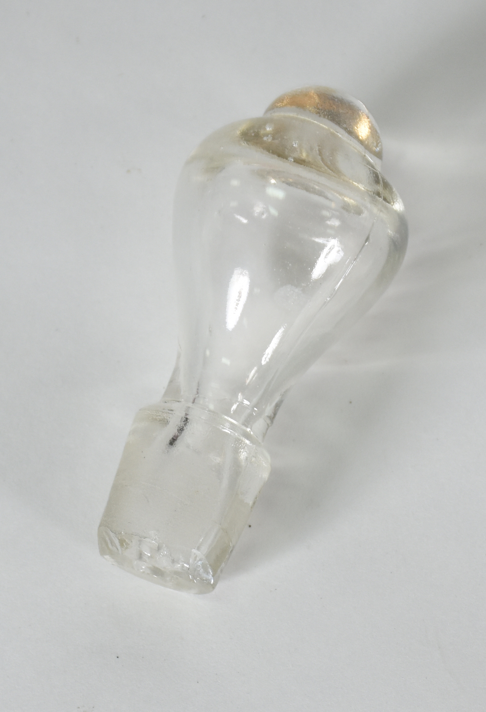 Seis licoreiras em diversos formatos e decorações, duas delas sem as... - foto 4 de 7