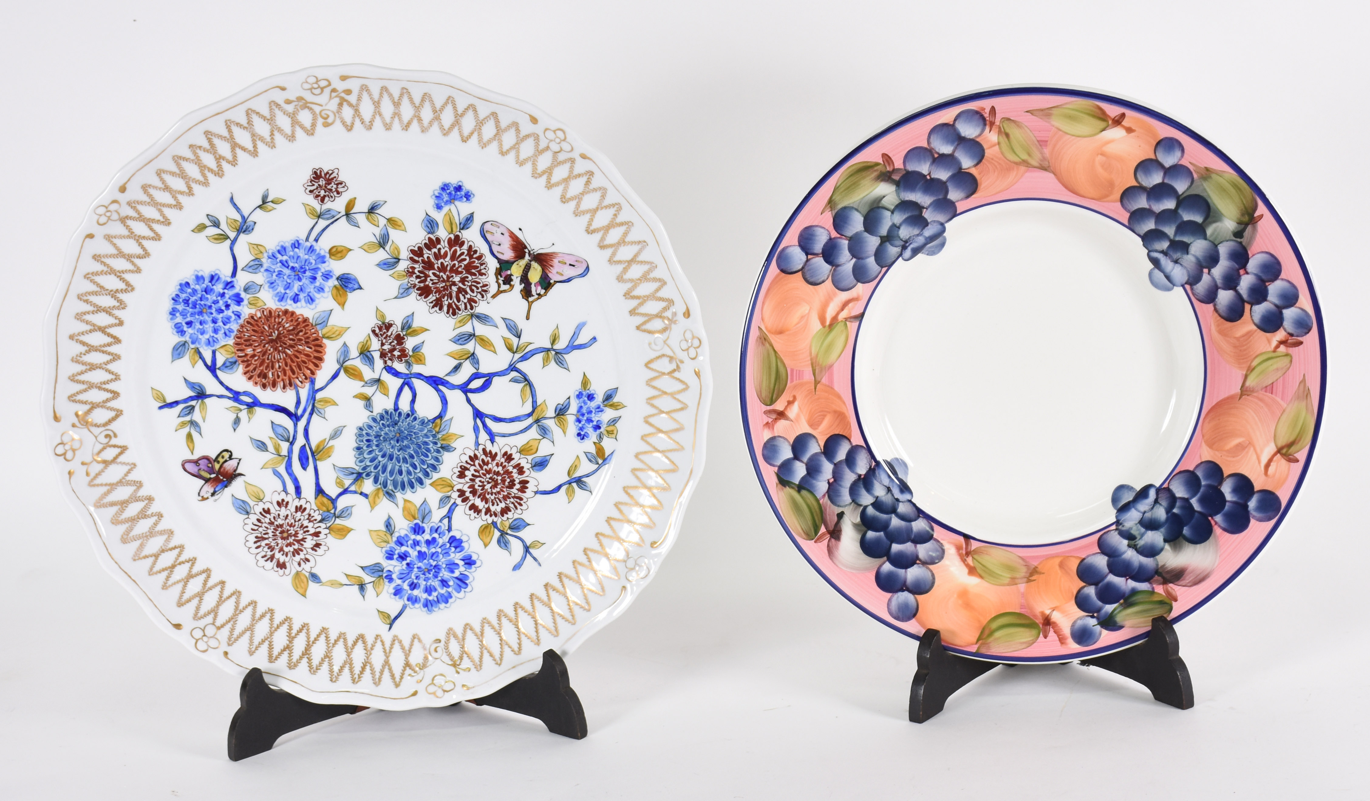 Duas travessas redondas de cerâmica, decoradas com flores e frutos em... - foto 1 de 4