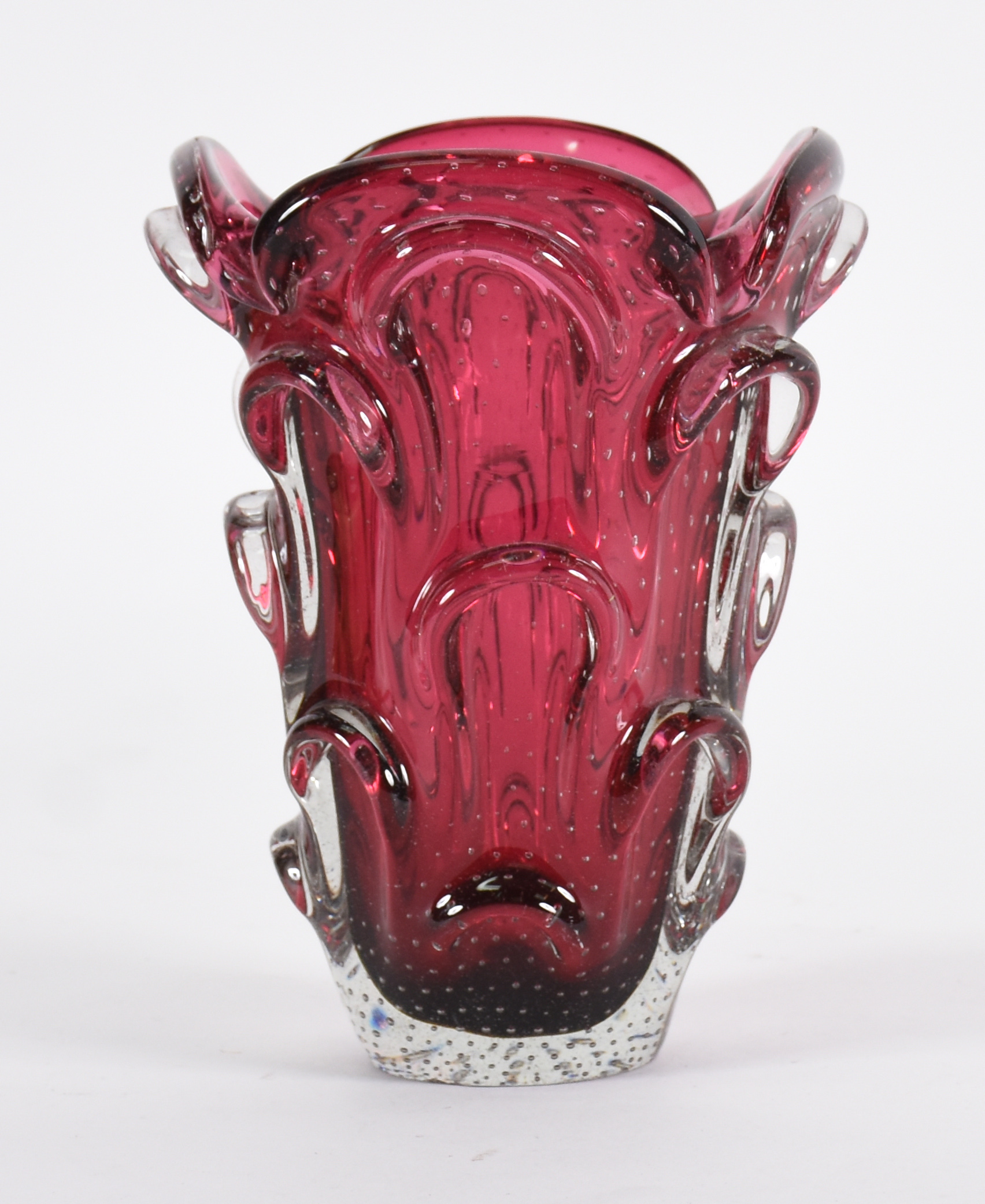 Vaso de Murano italiano na cor rubi, anos 60.( bicados embaixo) - foto 1 de 3
